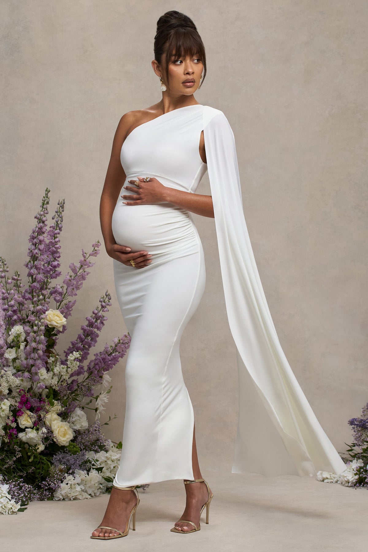 Amaryllis | Weißes Umstands-Maxikleid mit Ein-Schulter-Ausschnitt und Cape-Ärmeln