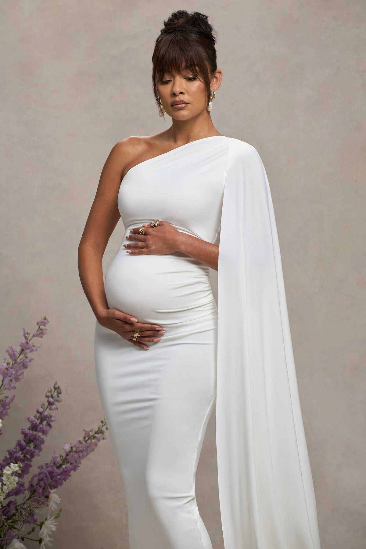 Amaryllis | Weißes Umstands-Maxikleid mit Ein-Schulter-Ausschnitt und Cape-Ärmeln