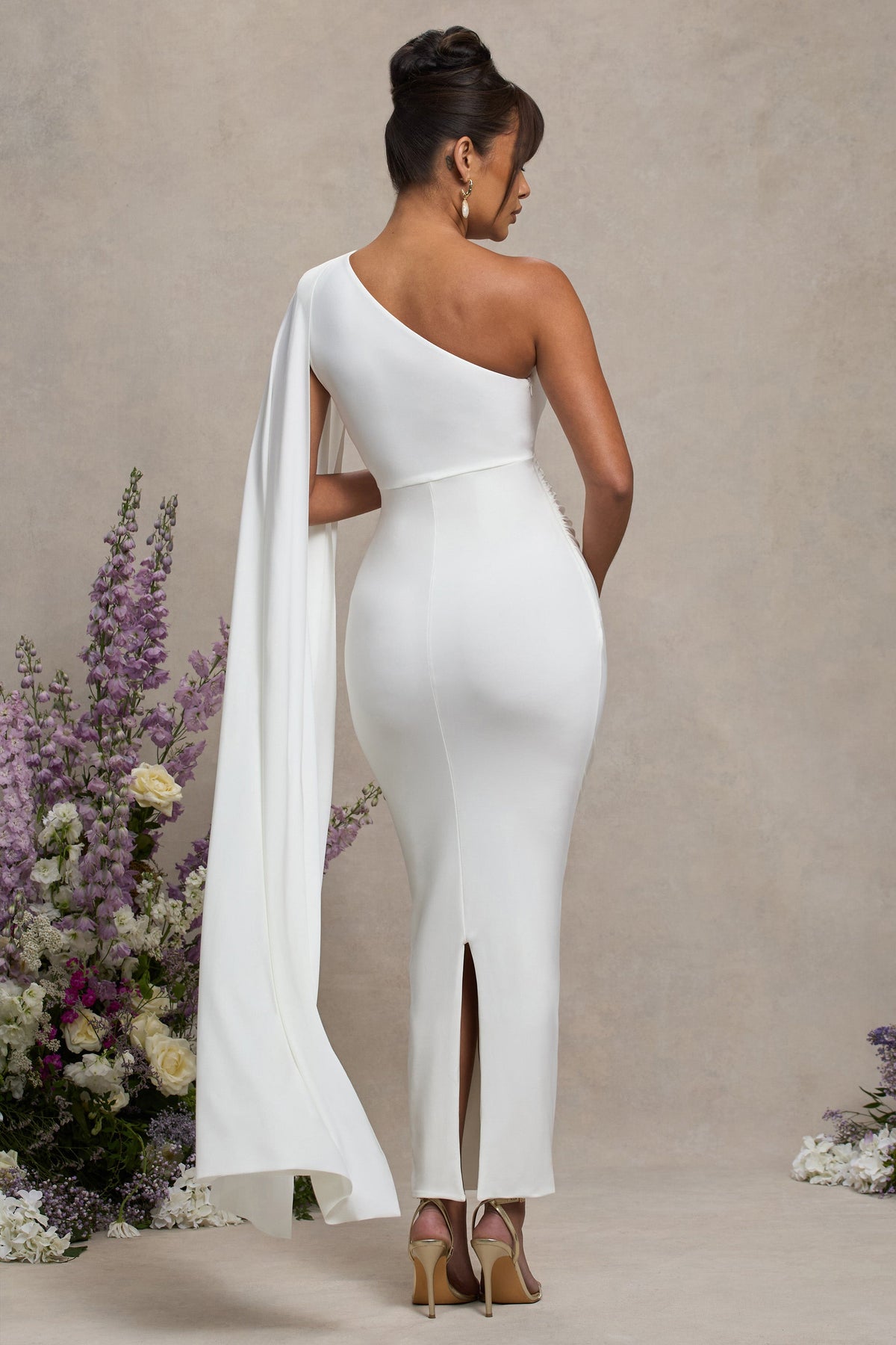 Amaryllis | Weißes Umstands-Maxikleid mit Ein-Schulter-Ausschnitt und Cape-Ärmeln