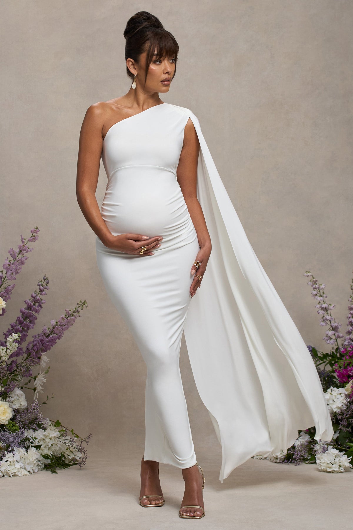 Amaryllis | Weißes Umstands-Maxikleid mit Ein-Schulter-Ausschnitt und Cape-Ärmeln