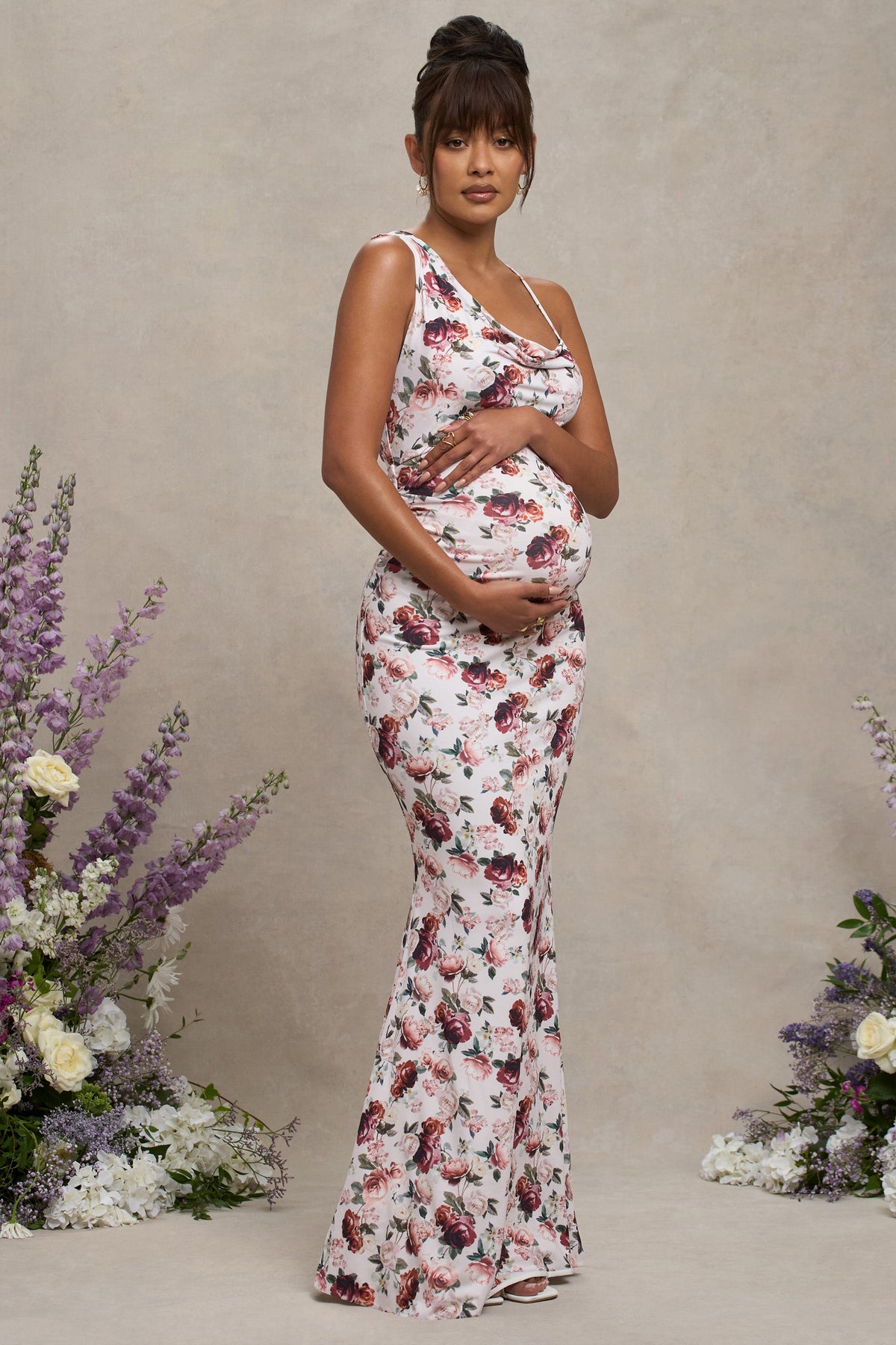 Phantasy | Weißes florales Umstands-Maxikleid mit Wasserfallausschnitt