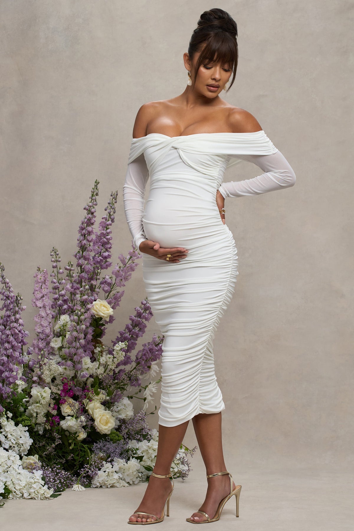 Neva | Weißes Umstands-Midikleid im Bardot-Stil mit verdrehtem Detail