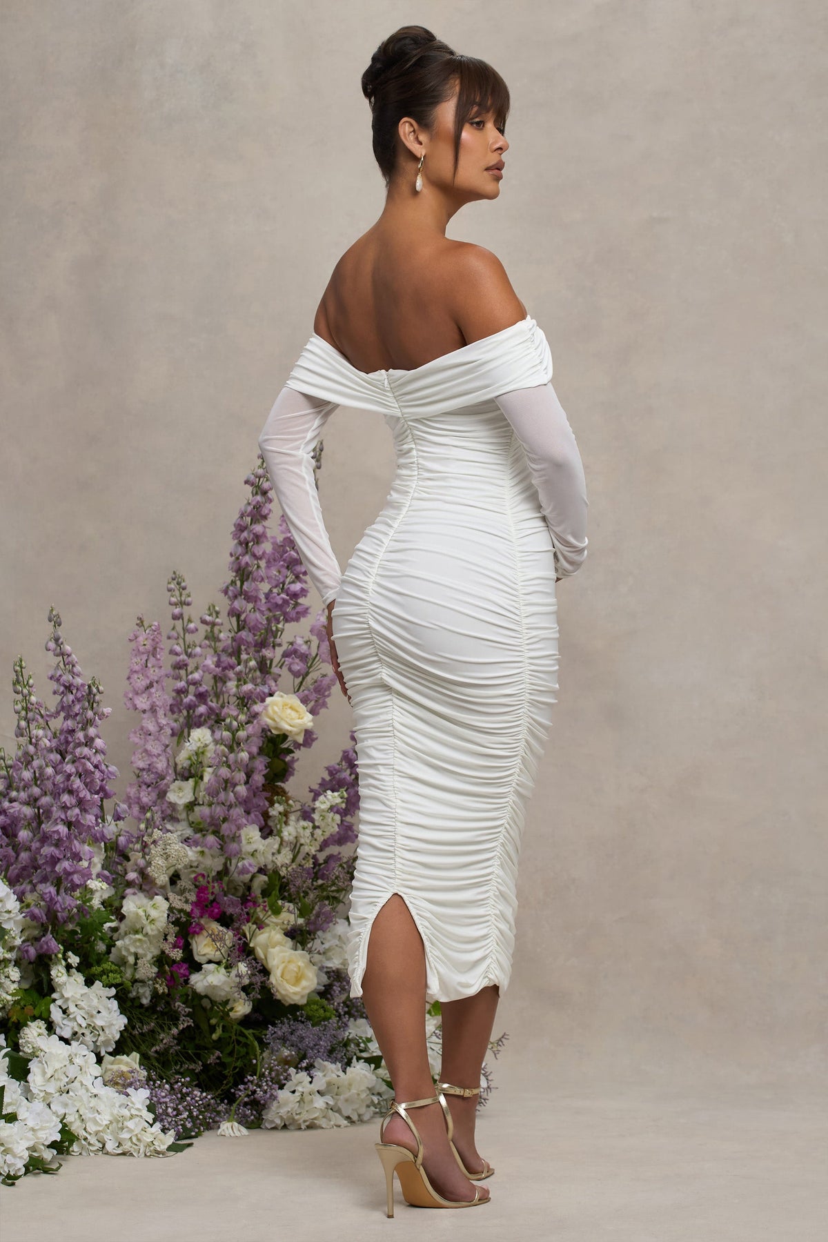 Neva | Weißes Umstands-Midikleid im Bardot-Stil mit verdrehtem Detail