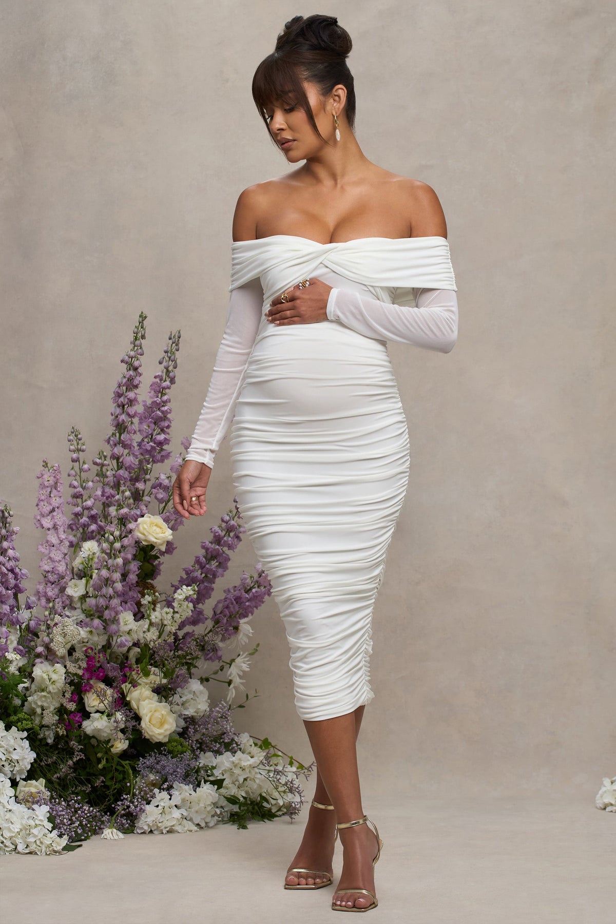Neva | Weißes Umstands-Midikleid im Bardot-Stil mit verdrehtem Detail