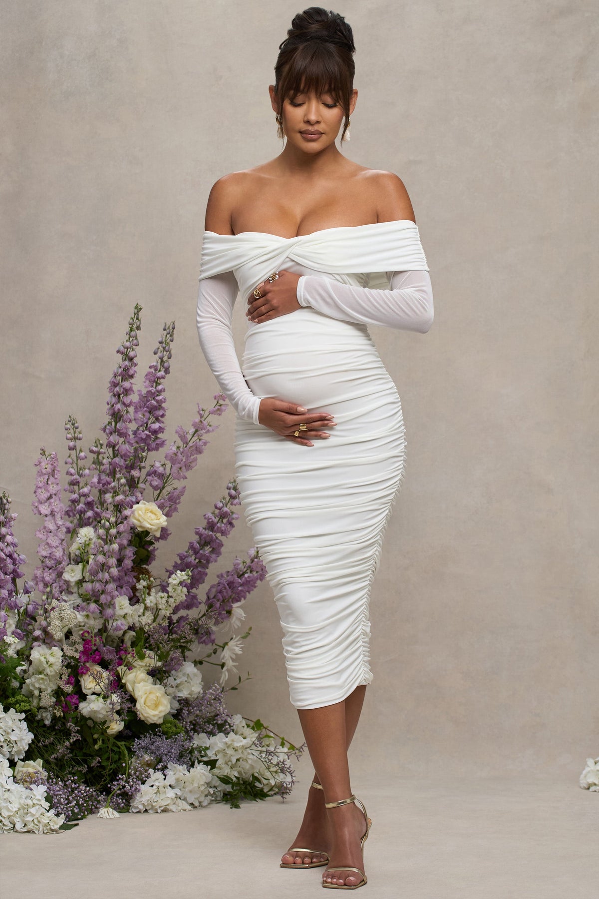 Neva | Weißes Umstands-Midikleid im Bardot-Stil mit verdrehtem Detail