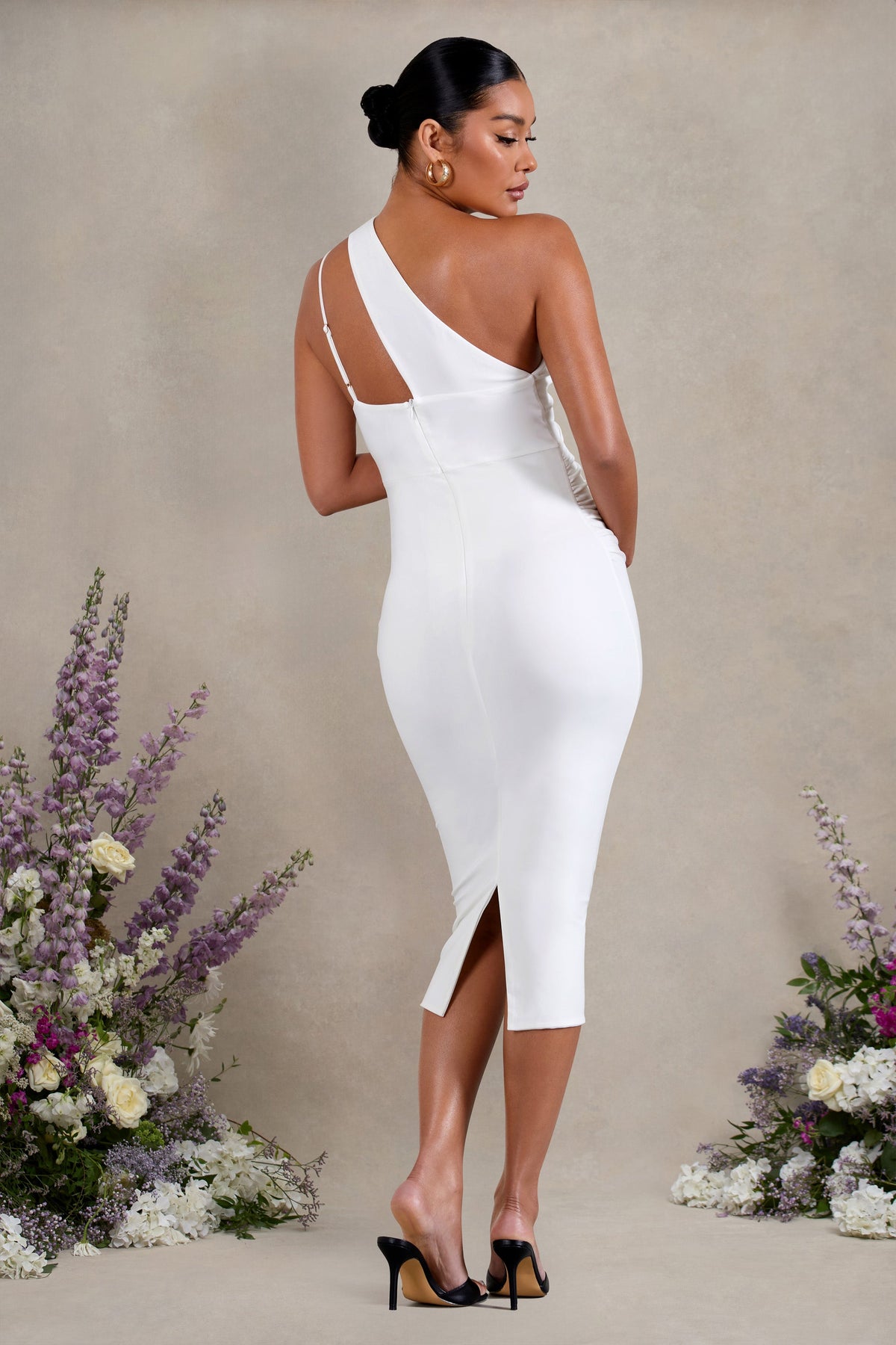 Abigail | Weißes ärmelloses asymmetrisches Umstands-Midikleid
