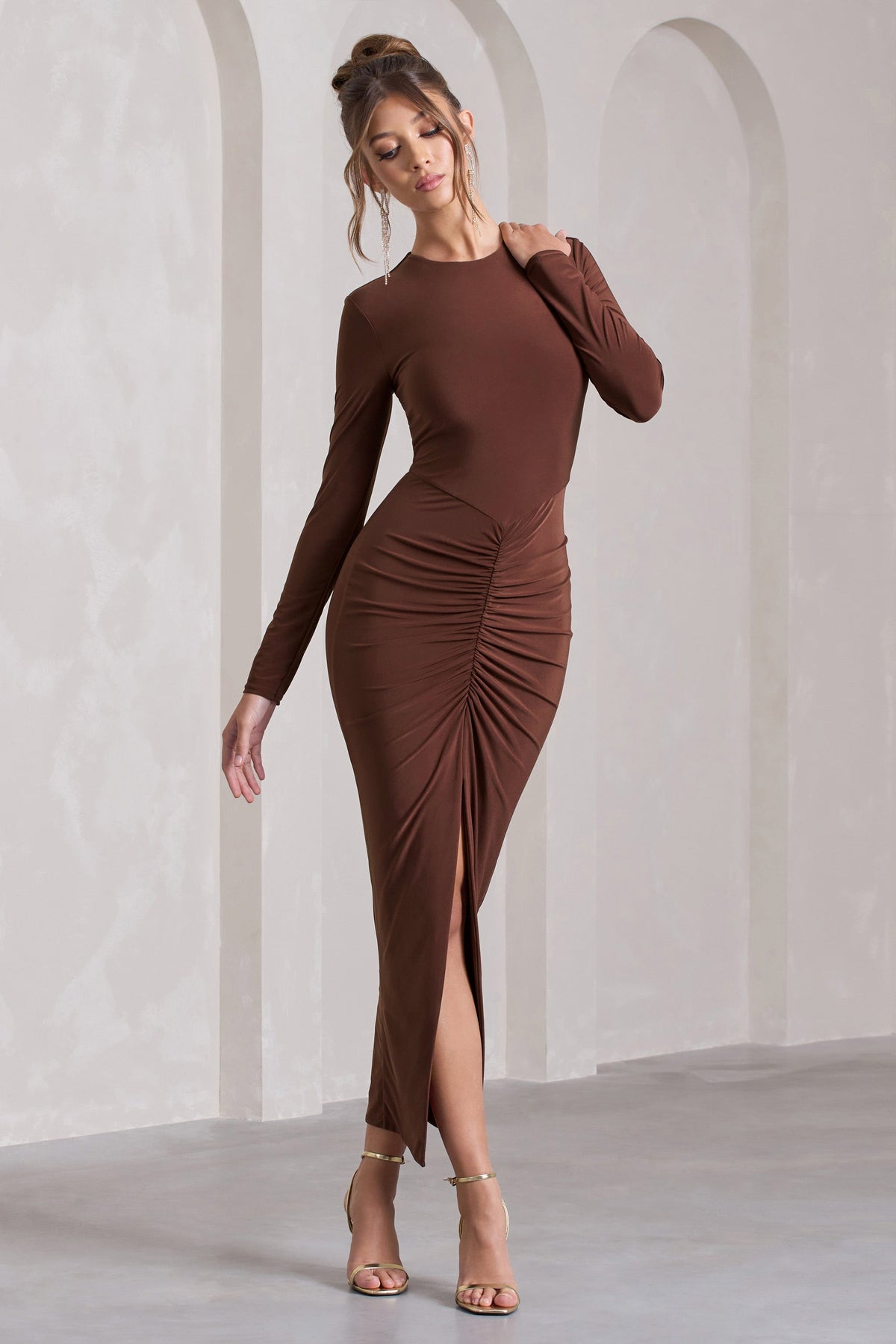 Katy | Schokoladenfarbiges Maxikleid mit Raffung, langen Ärmeln und Schlitz