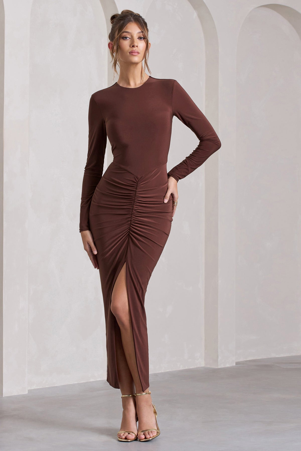 Katy | Schokoladenfarbiges Maxikleid mit Raffung, langen Ärmeln und Schlitz