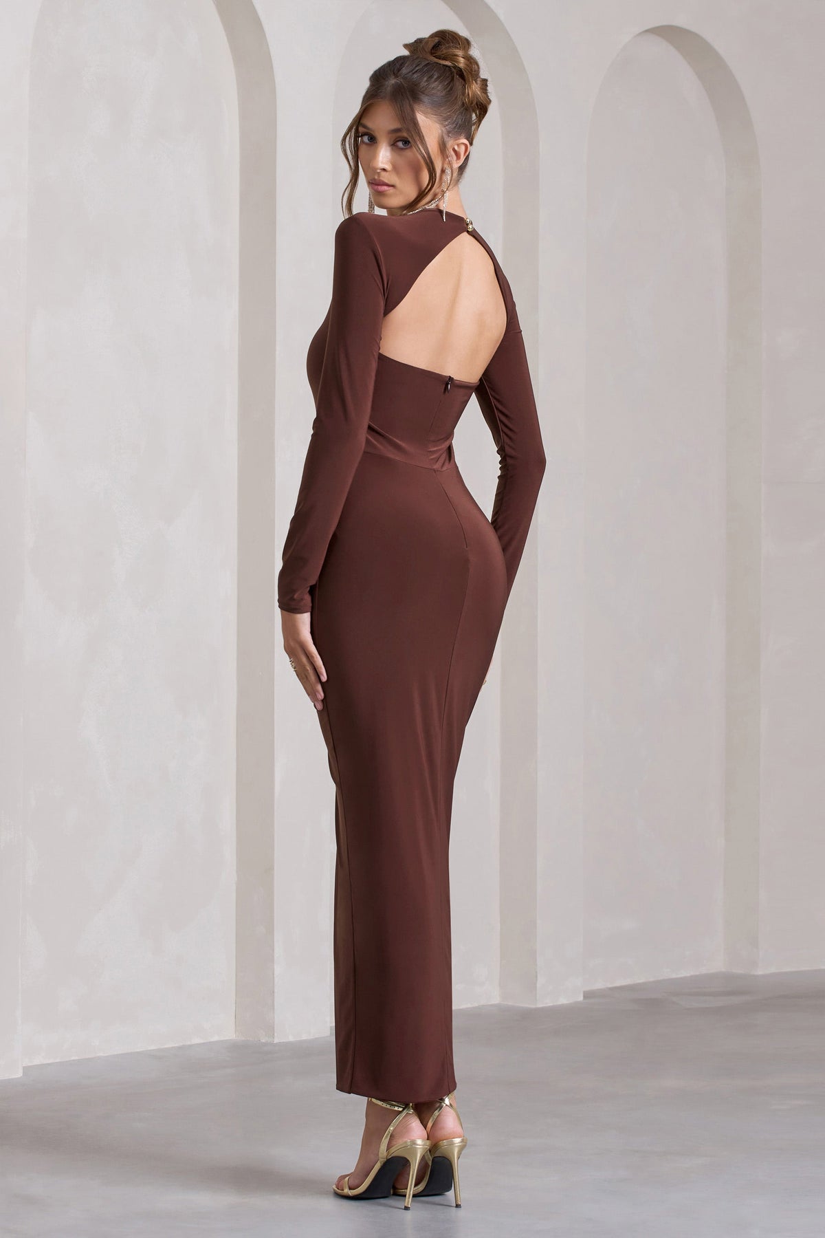Katy | Schokoladenfarbiges Maxikleid mit Raffung, langen Ärmeln und Schlitz