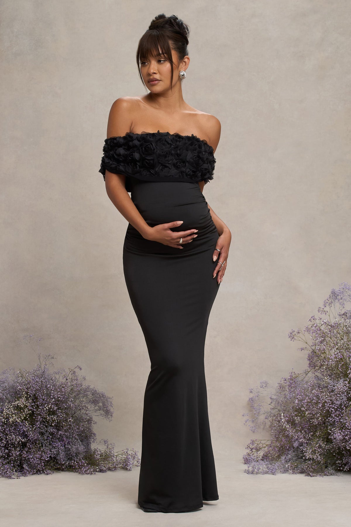 Inflorescence | Schwarzes Maxi-Kleid mit Blumenmuster im Bardot-Stil aus Netzstoff für Umstandsmode