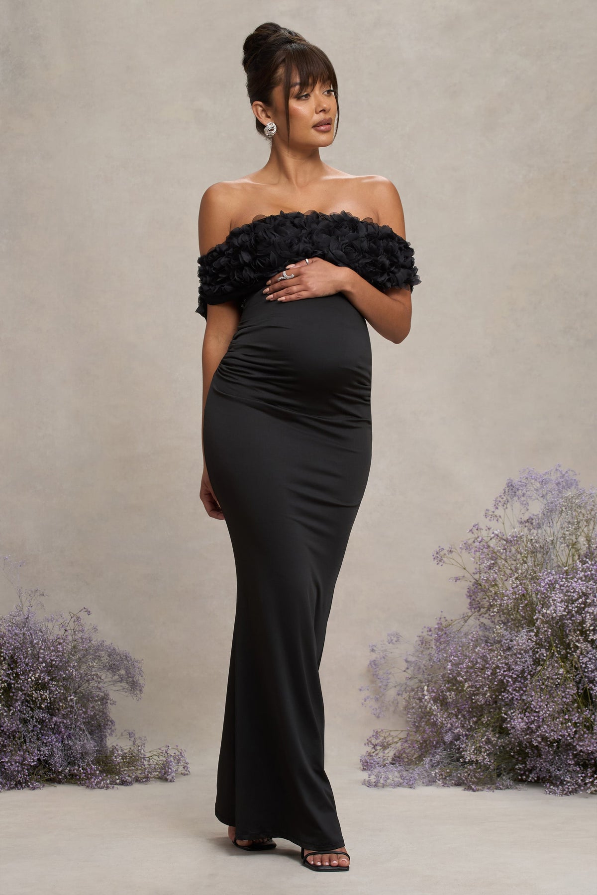 Inflorescence | Schwarzes Maxi-Kleid mit Blumenmuster im Bardot-Stil aus Netzstoff für Umstandsmode