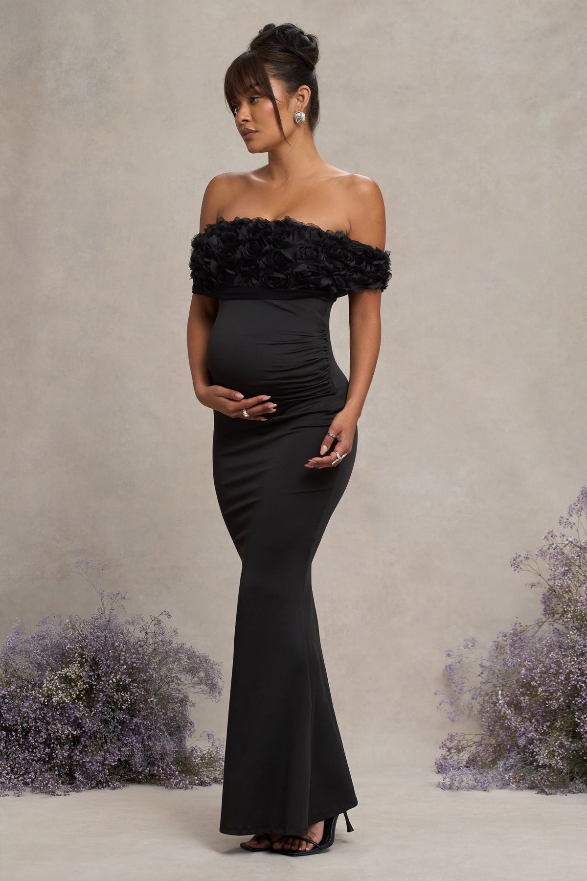 Inflorescence | Schwarzes Maxi-Kleid mit Blumenmuster im Bardot-Stil aus Netzstoff für Umstandsmode
