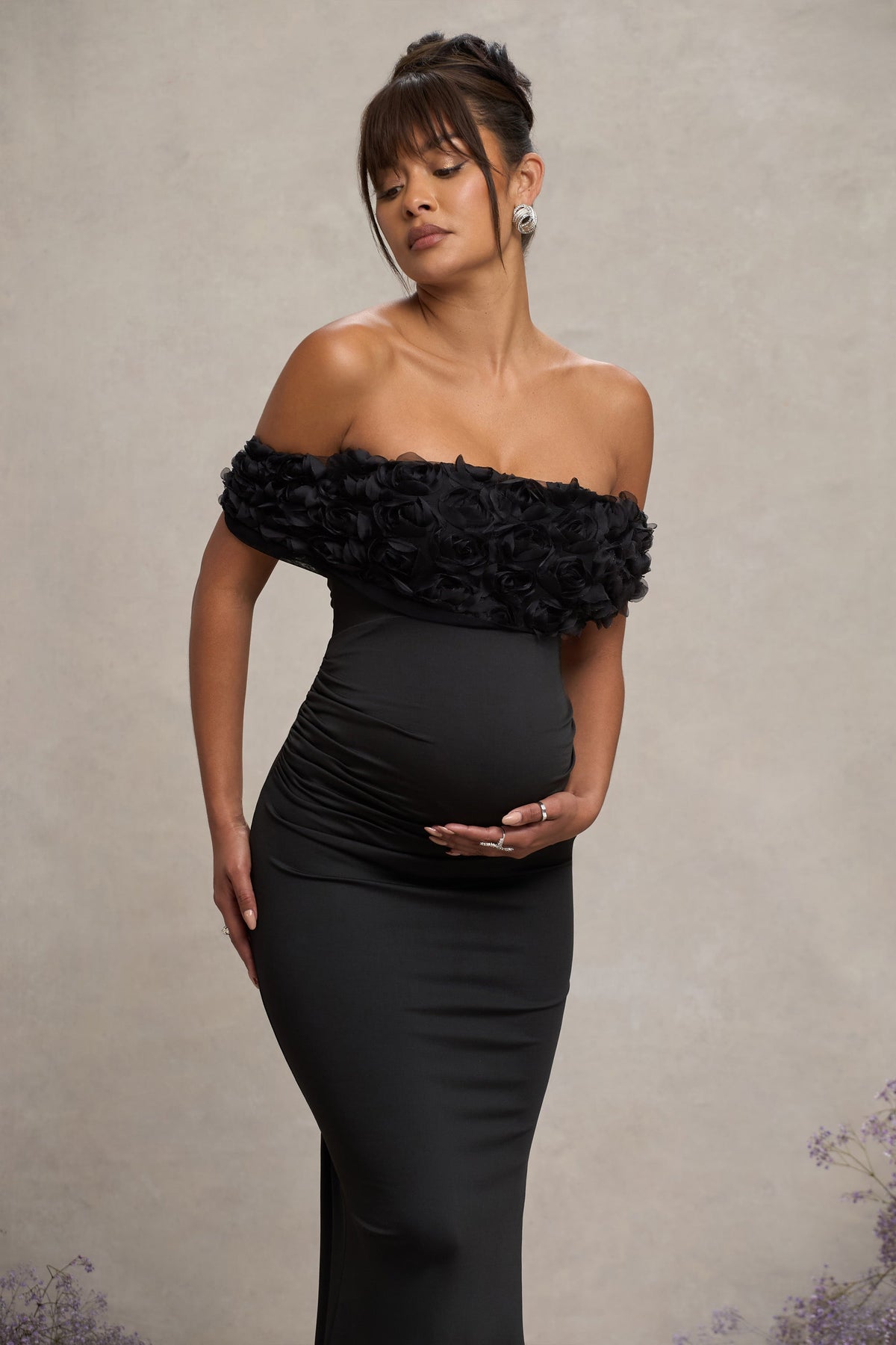 Inflorescence | Schwarzes Maxi-Kleid mit Blumenmuster im Bardot-Stil aus Netzstoff für Umstandsmode
