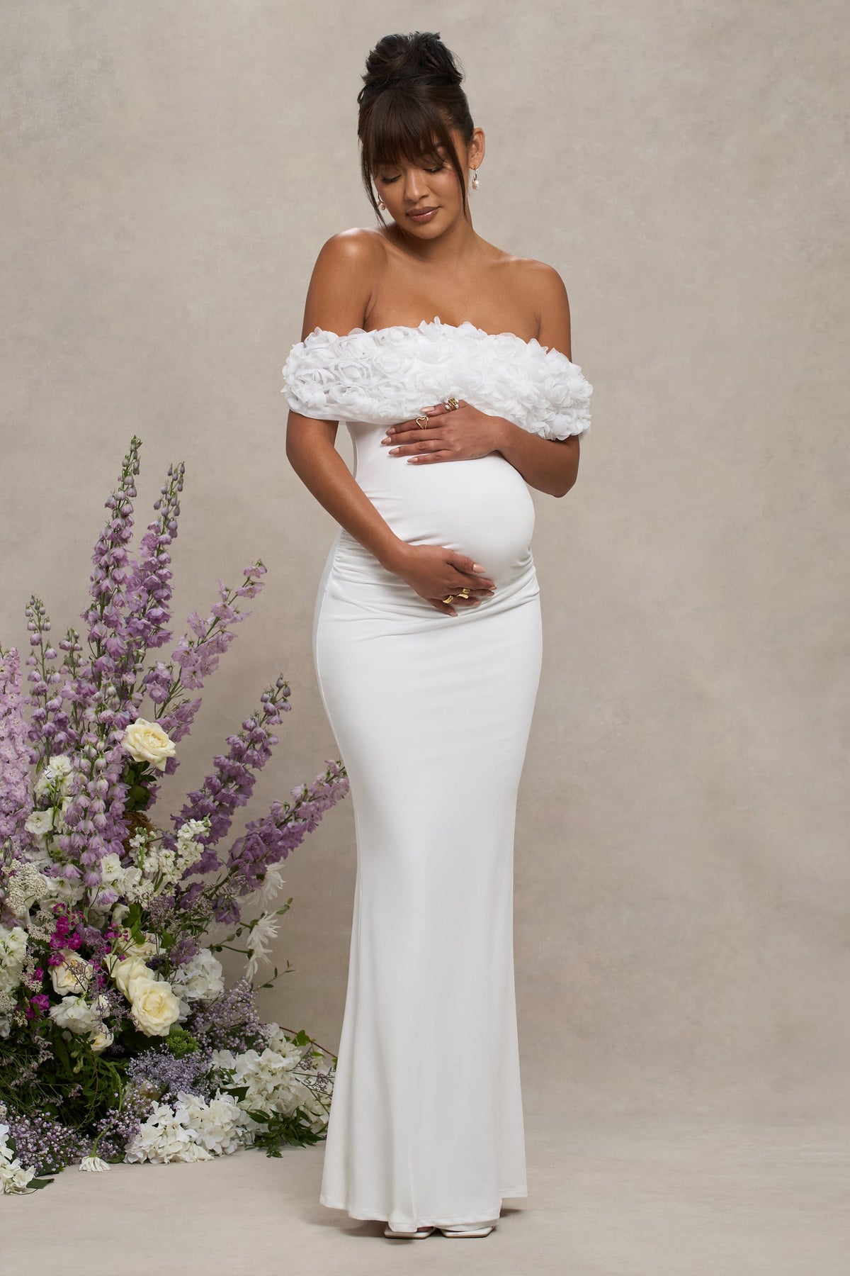 Inflorescence | Weißes Umstands-Maxikleid aus Mesh mit floraler Bardot-Verzierung