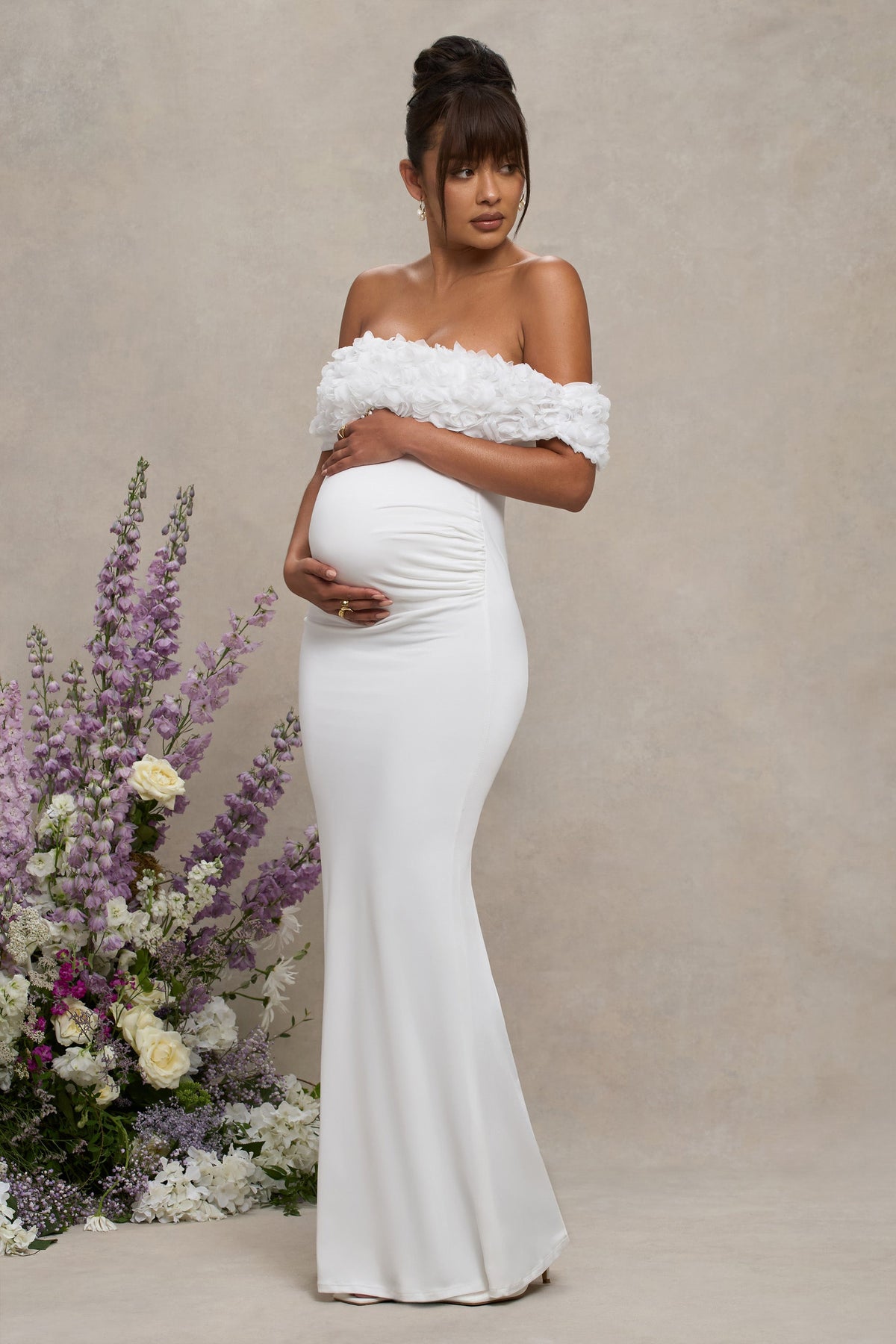 Inflorescence | Weißes Umstands-Maxikleid aus Mesh mit floraler Bardot-Verzierung