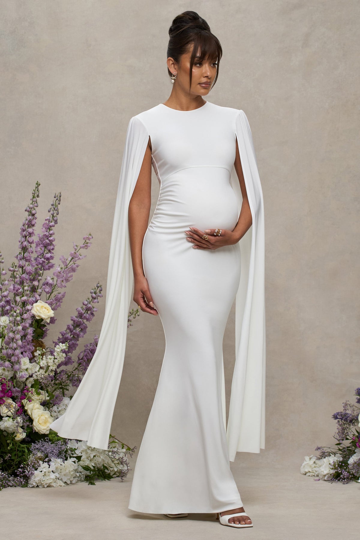 Divine Timing | Weißes Umstands-Maxikleid mit Cape-Ärmeln