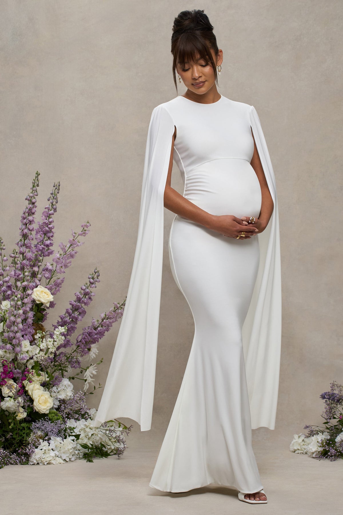 Divine Timing | Weißes Umstands-Maxikleid mit Cape-Ärmeln