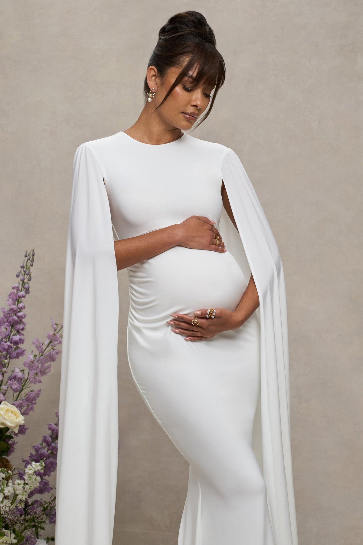 Divine Timing | Weißes Umstands-Maxikleid mit Cape-Ärmeln