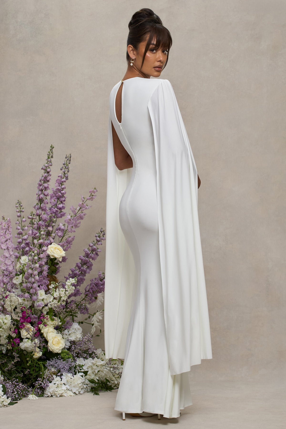 Divine Timing | Weißes Umstands-Maxikleid mit Cape-Ärmeln