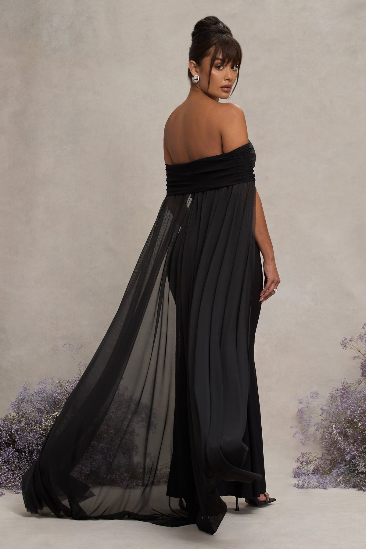 Carlotta | Schwarzes Bardot-Umstands-Maxikleid mit Chiffon-Cape