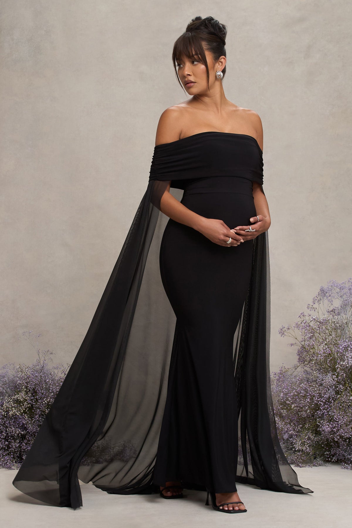 Carlotta | Schwarzes Bardot-Umstands-Maxikleid mit Chiffon-Cape