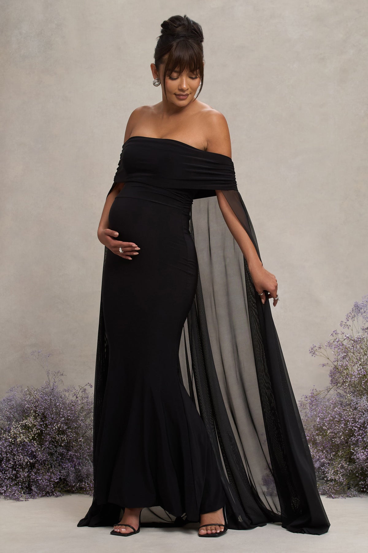 Carlotta | Schwarzes Bardot-Umstands-Maxikleid mit Chiffon-Cape