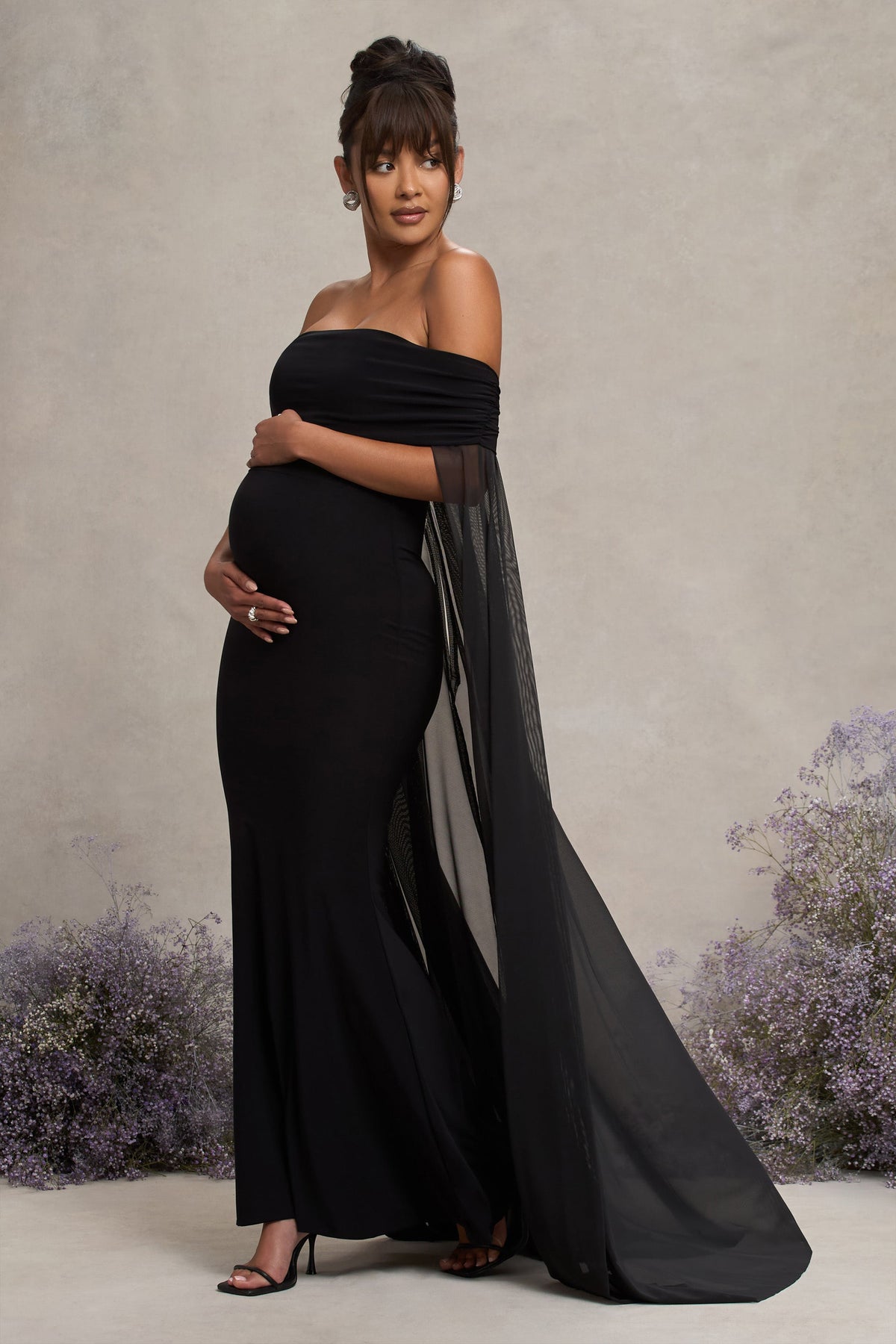 Carlotta | Schwarzes Bardot-Umstands-Maxikleid mit Chiffon-Cape