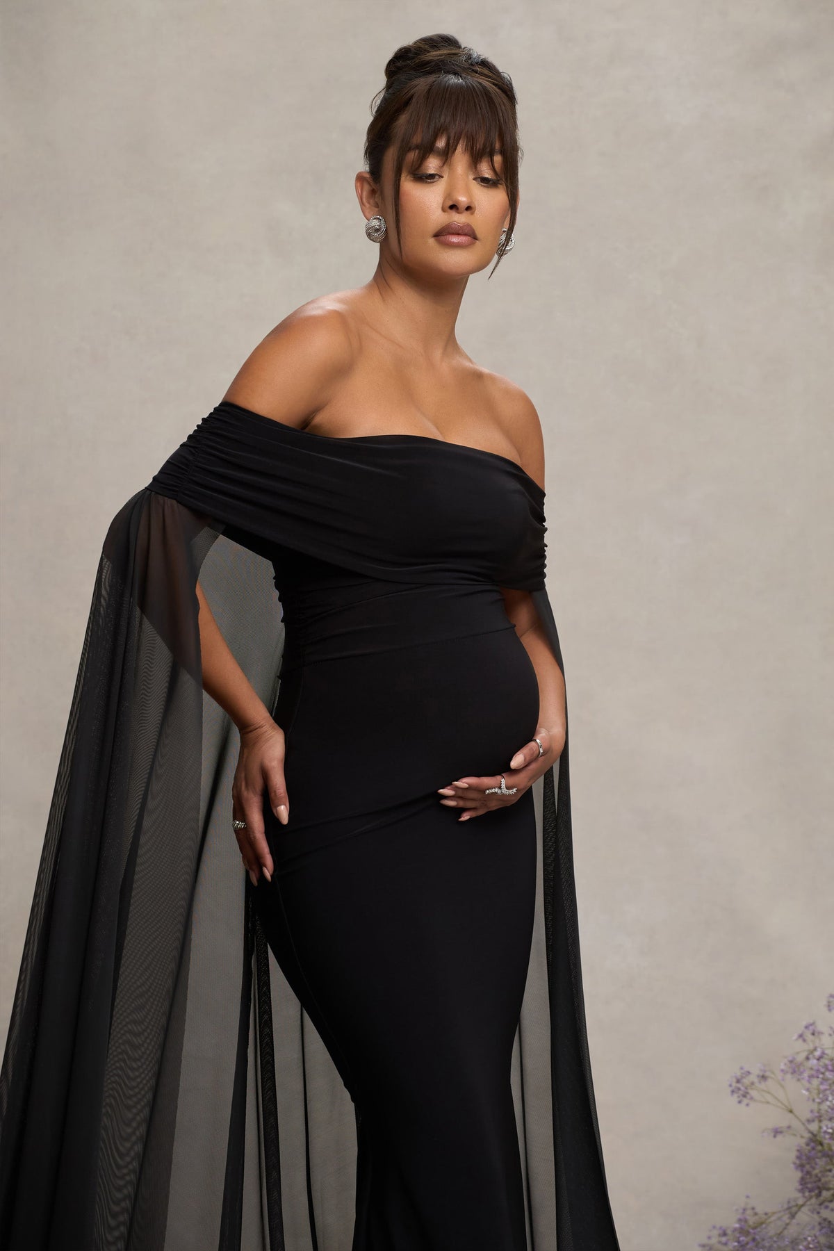 Carlotta | Schwarzes Bardot-Umstands-Maxikleid mit Chiffon-Cape