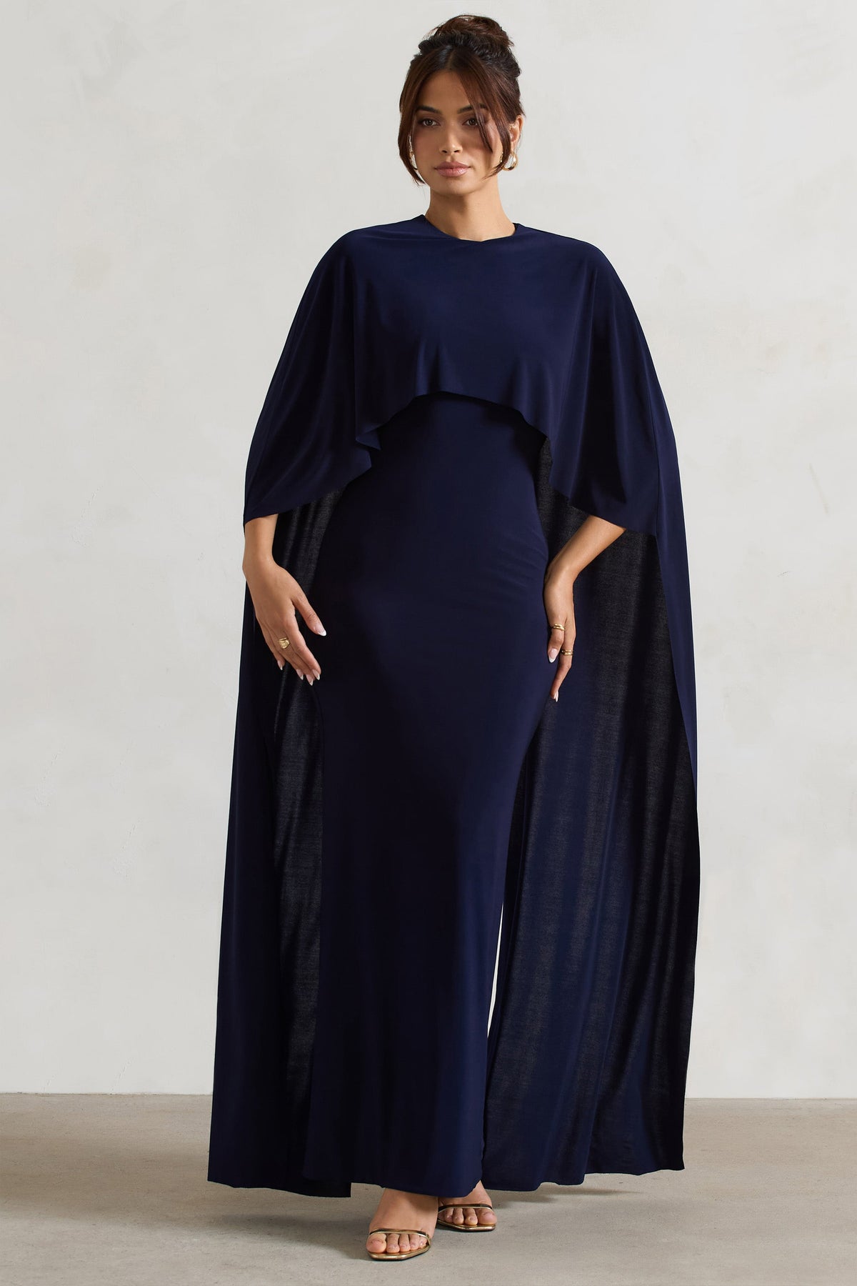 Padma | Marinenblaues drapiertes Maxikleid mit Cape-Ärmeln