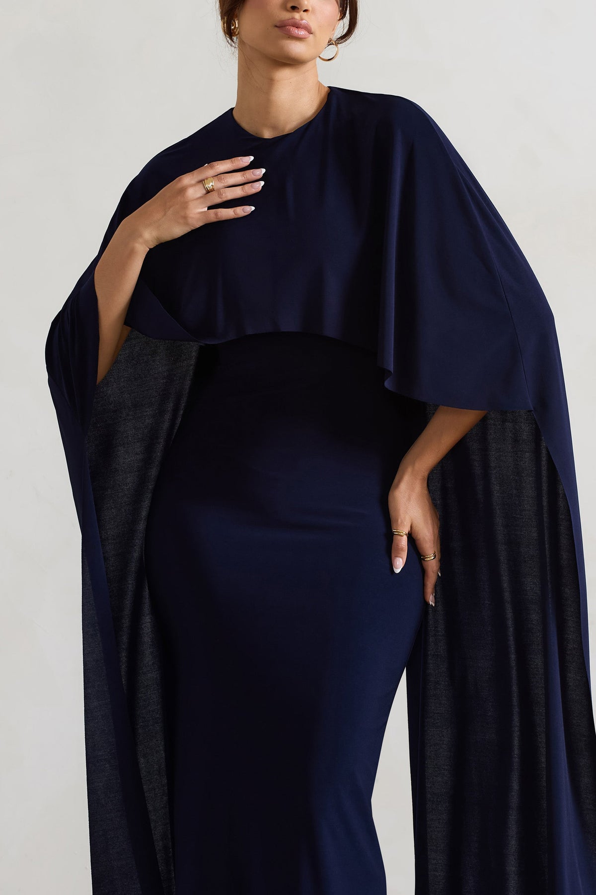Padma | Marinenblaues drapiertes Maxikleid mit Cape-Ärmeln