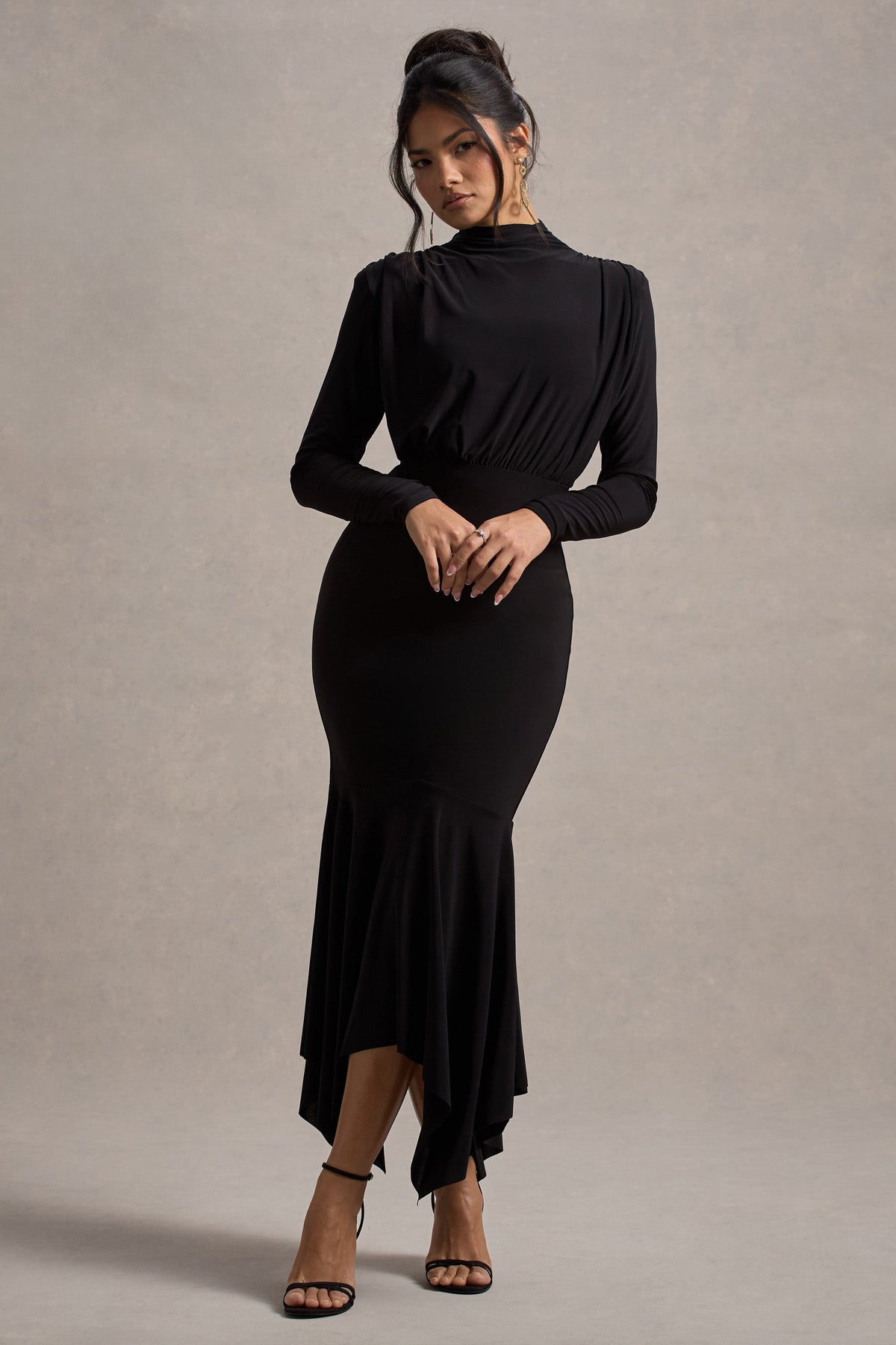 Carla | Schwarzes Maxikleid mit hohem Kragen und drapiertem Saum