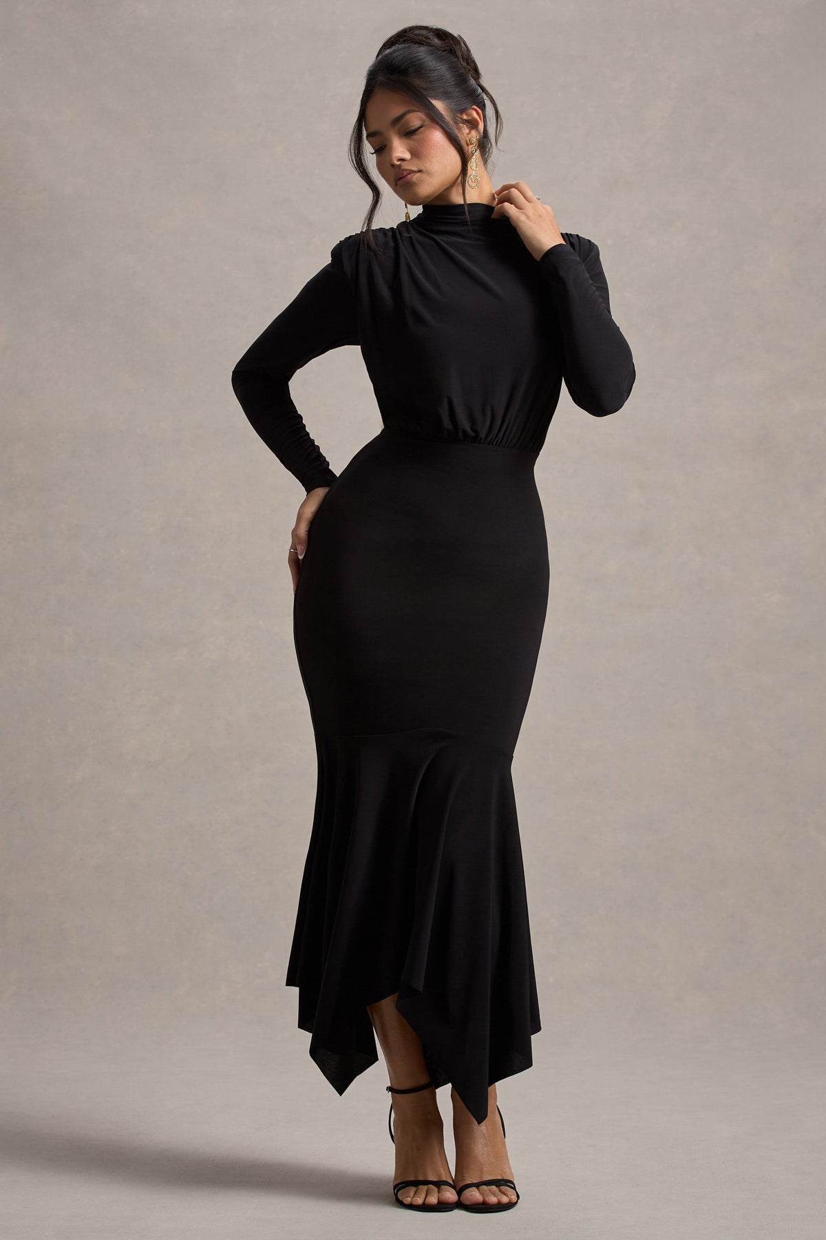 Carla | Schwarzes Maxikleid mit hohem Kragen und drapiertem Saum