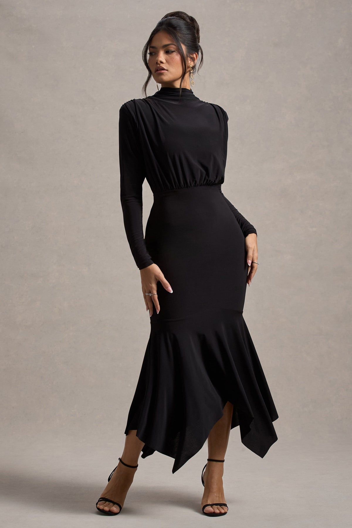 Carla | Schwarzes Maxikleid mit hohem Kragen und drapiertem Saum