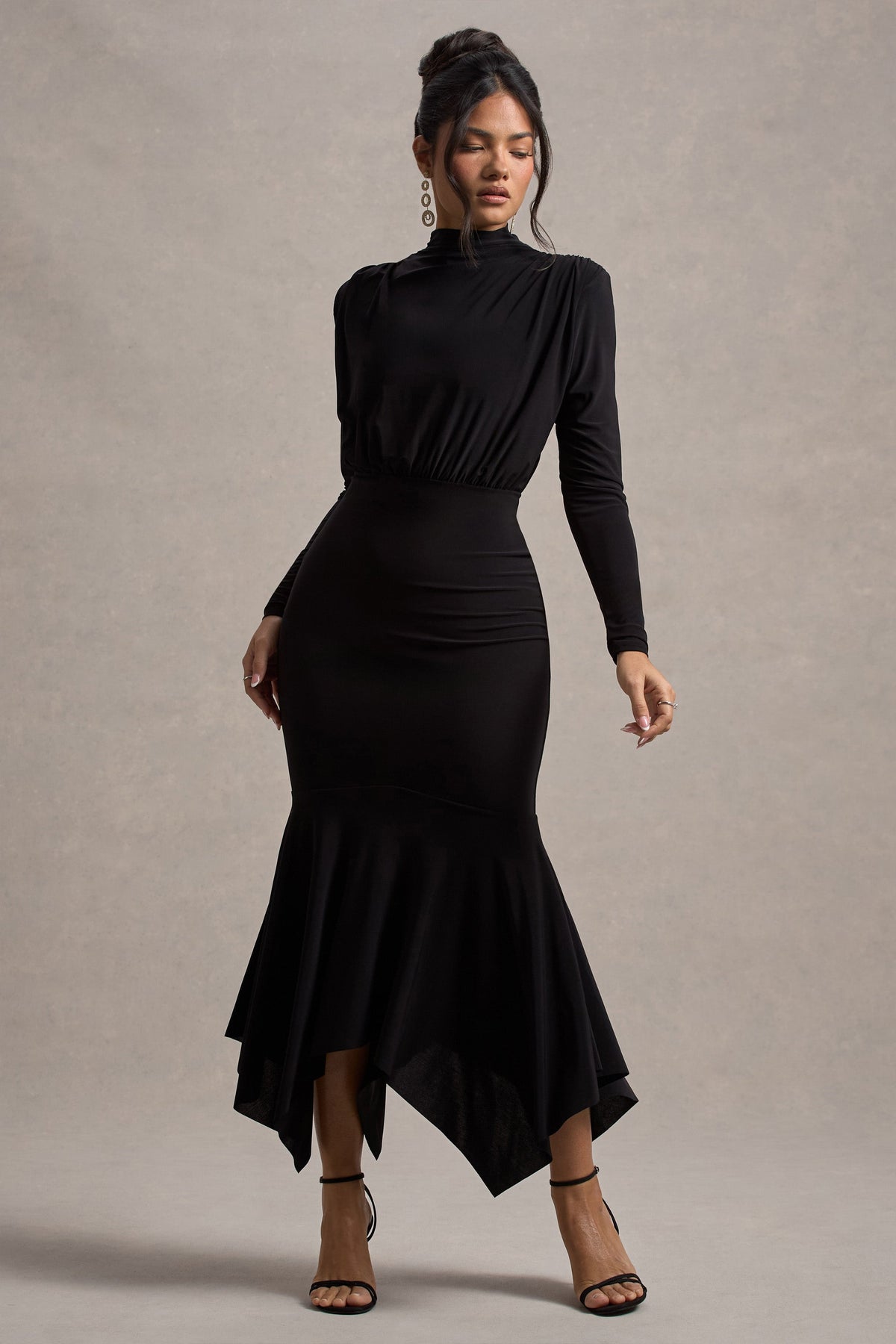 Carla | Schwarzes Maxikleid mit hohem Kragen und drapiertem Saum
