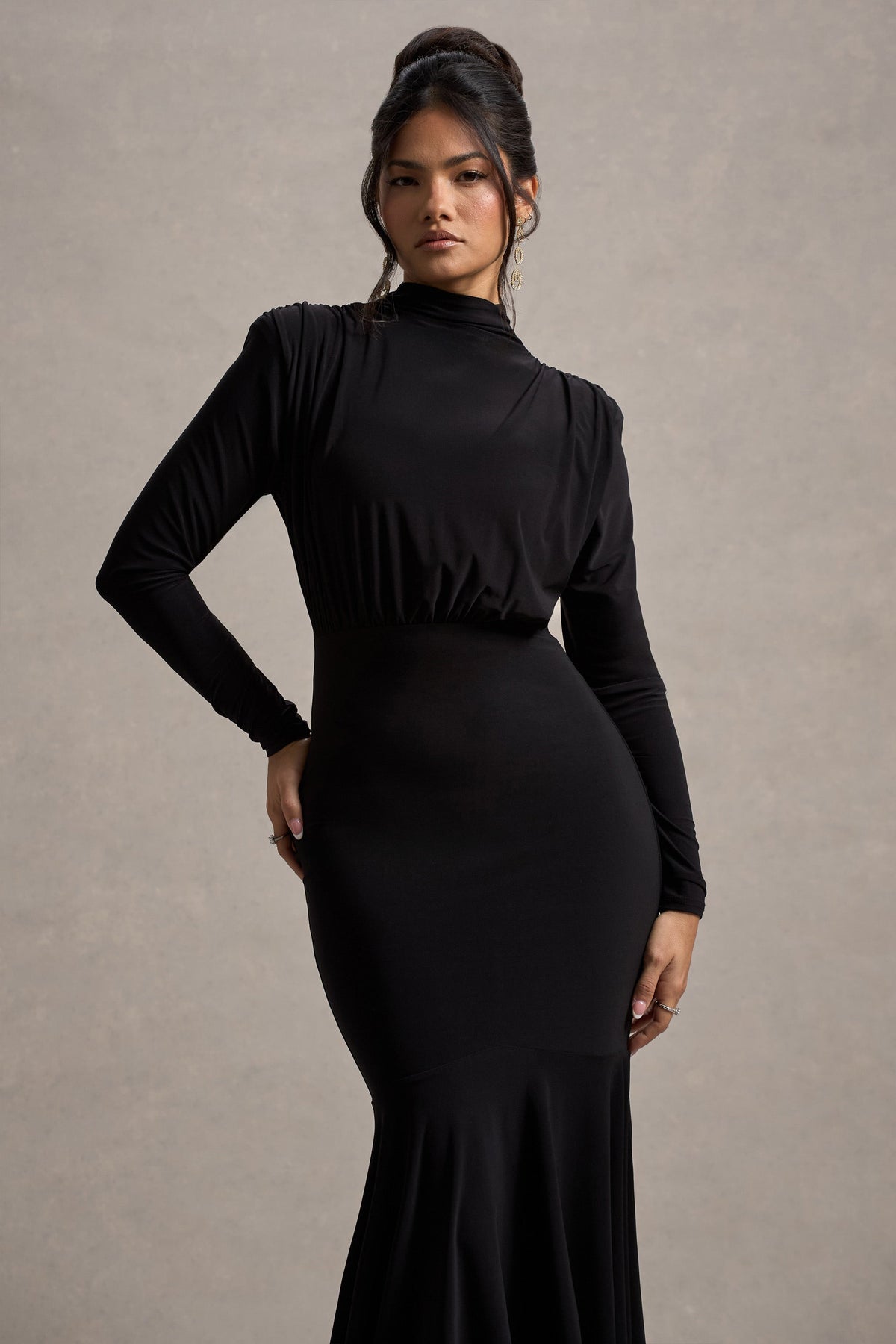 Carla | Schwarzes Maxikleid mit hohem Kragen und drapiertem Saum