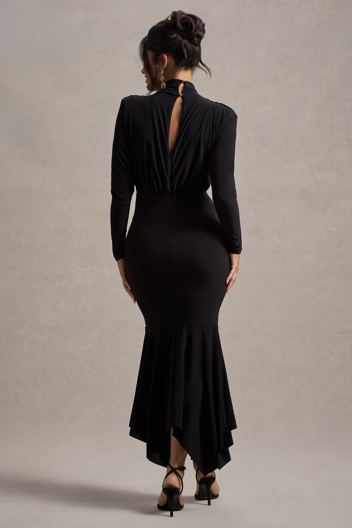 Carla | Schwarzes Maxikleid mit hohem Kragen und drapiertem Saum