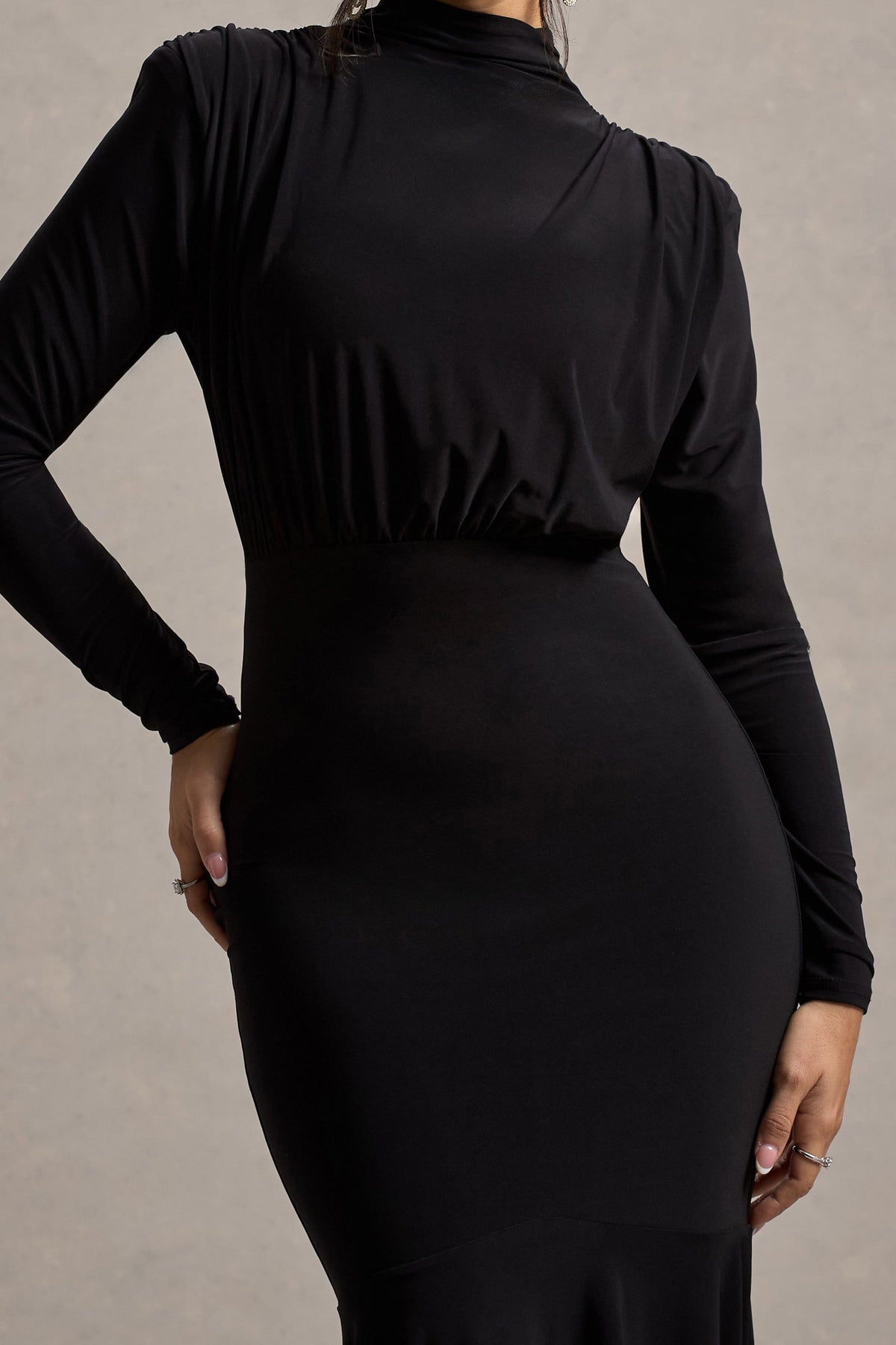 Carla | Schwarzes Maxikleid mit hohem Kragen und drapiertem Saum