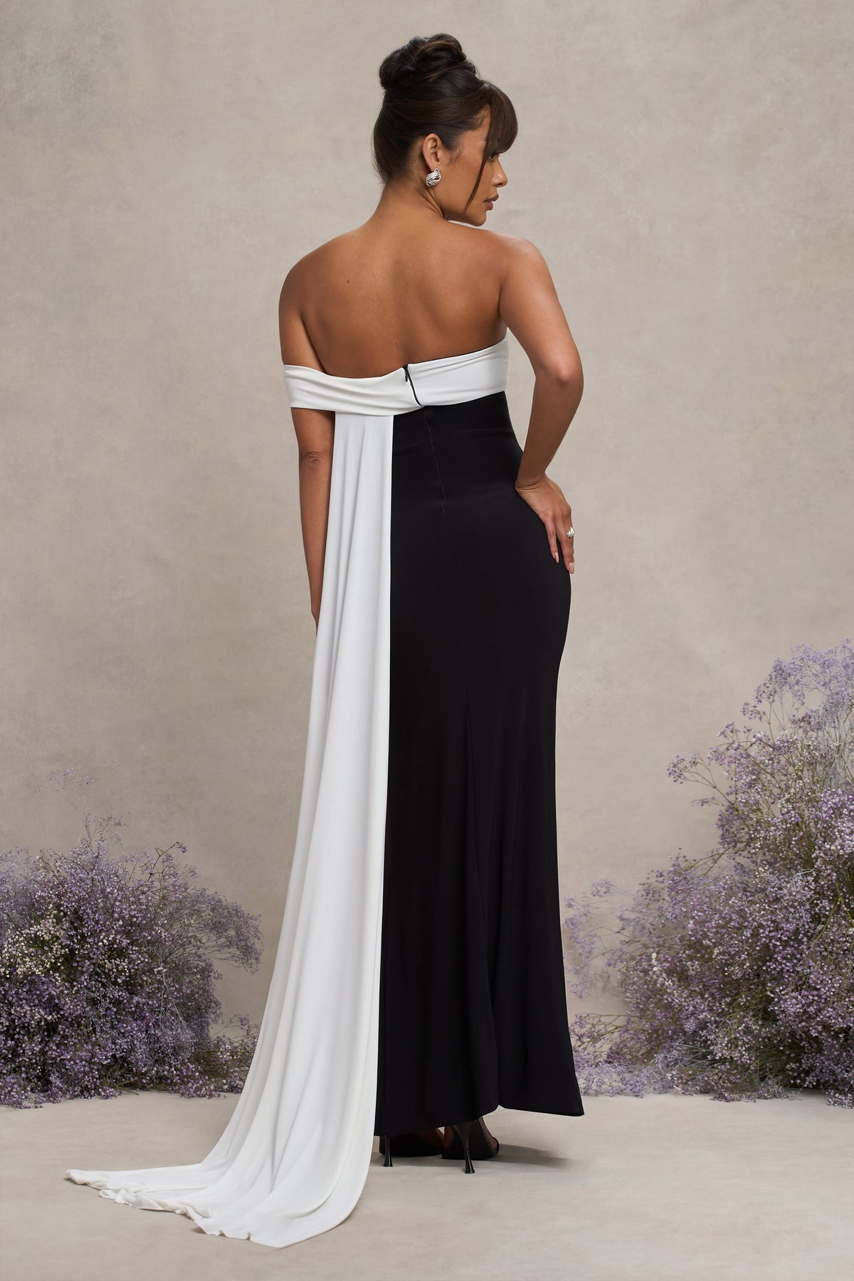 Legacy | Schwarz-weißes Bardot-Umstands-Maxikleid mit Schlitz und Drapierung