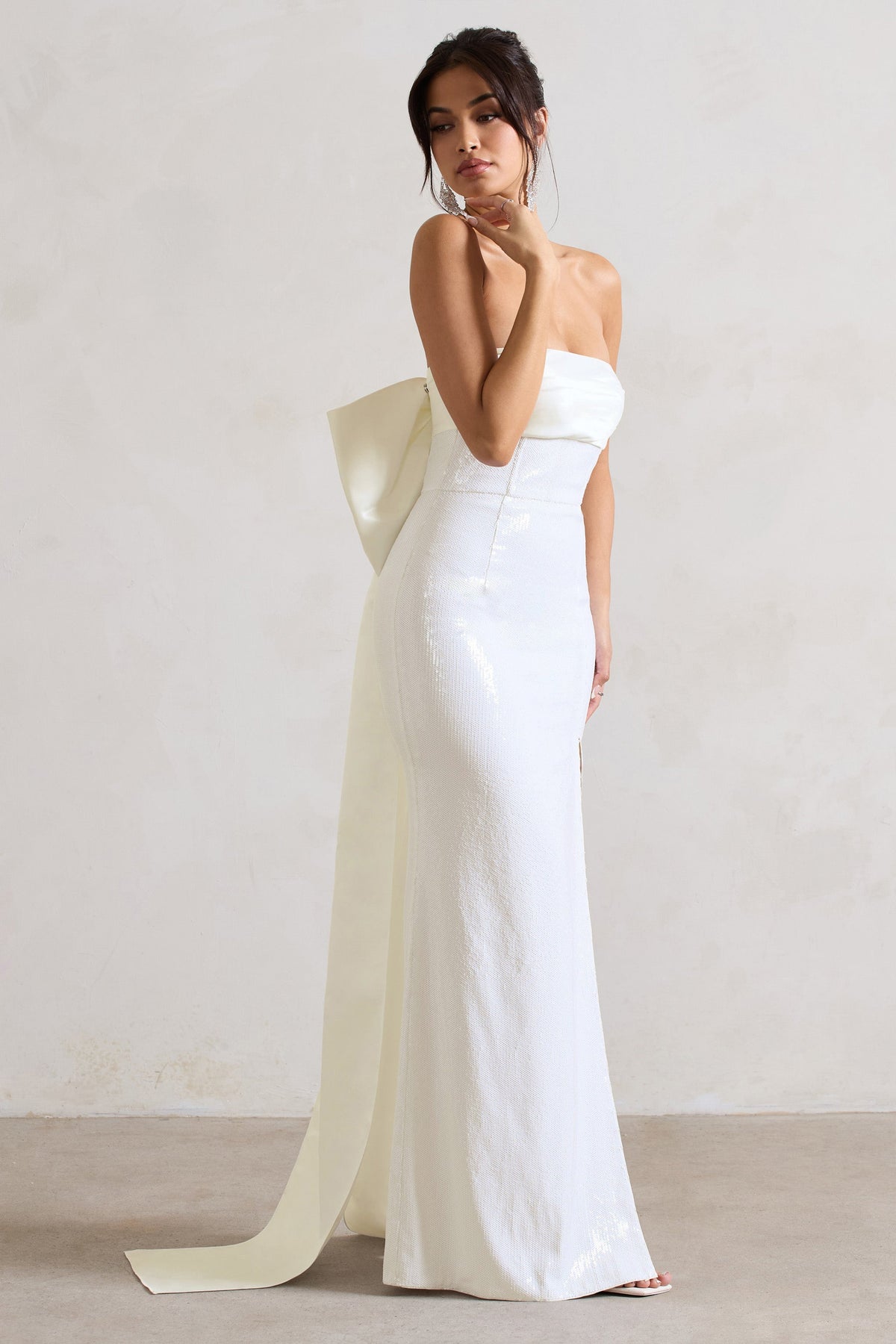 To You | Weißes Pailletten-Bandeau-Maxikleid mit Schlitz und Großer Schleife