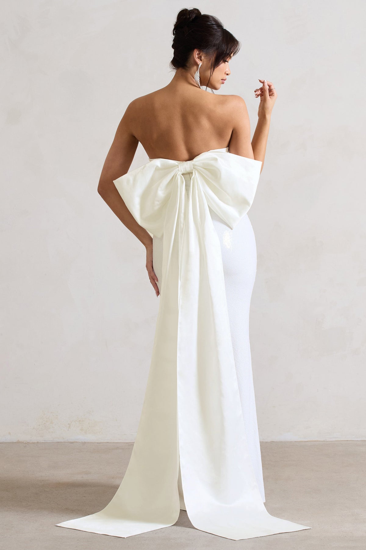 To You | Weißes Pailletten-Bandeau-Maxikleid mit Schlitz und Großer Schleife