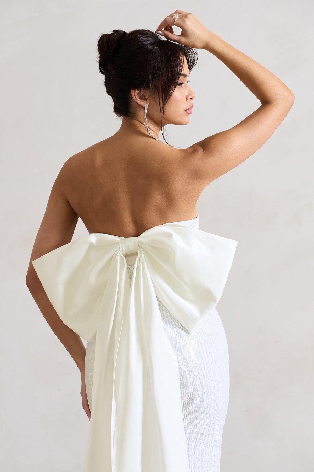 To You | Weißes Pailletten-Bandeau-Maxikleid mit Schlitz und Großer Schleife
