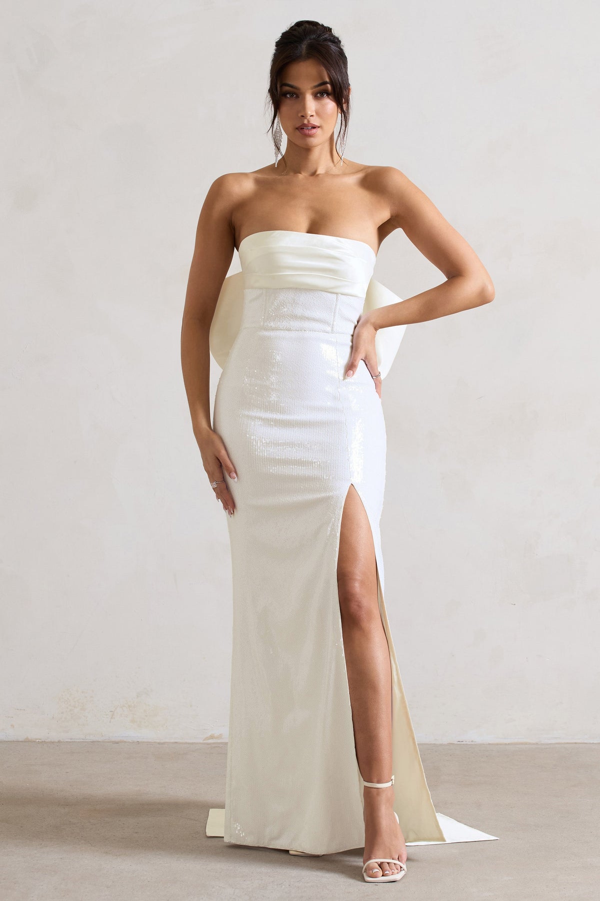 To You | Weißes Pailletten-Bandeau-Maxikleid mit Schlitz und Großer Schleife