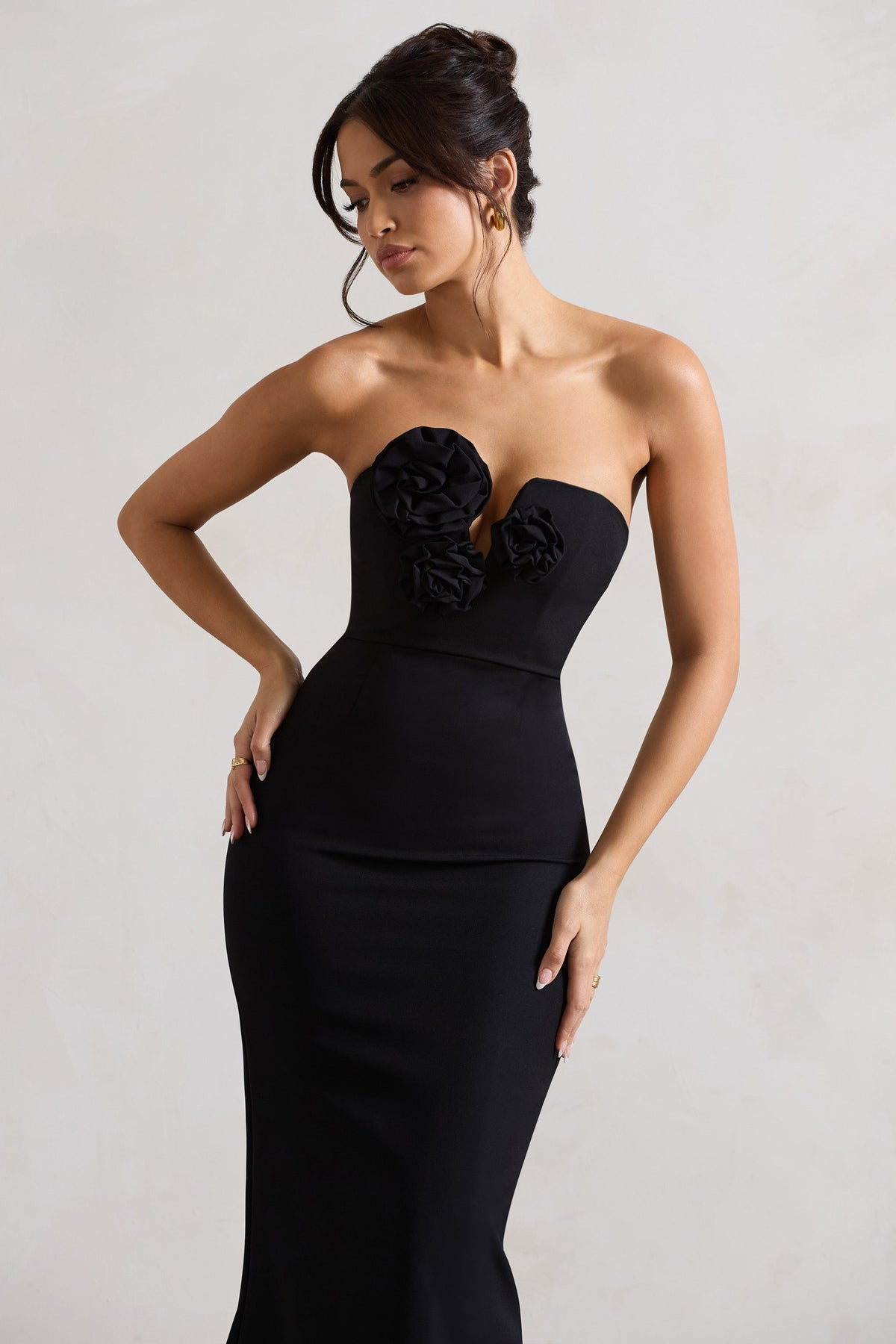 Enticed | Schwarzes trägerloses Maxikleid mit V-Ausschnitt und Blumenmuster