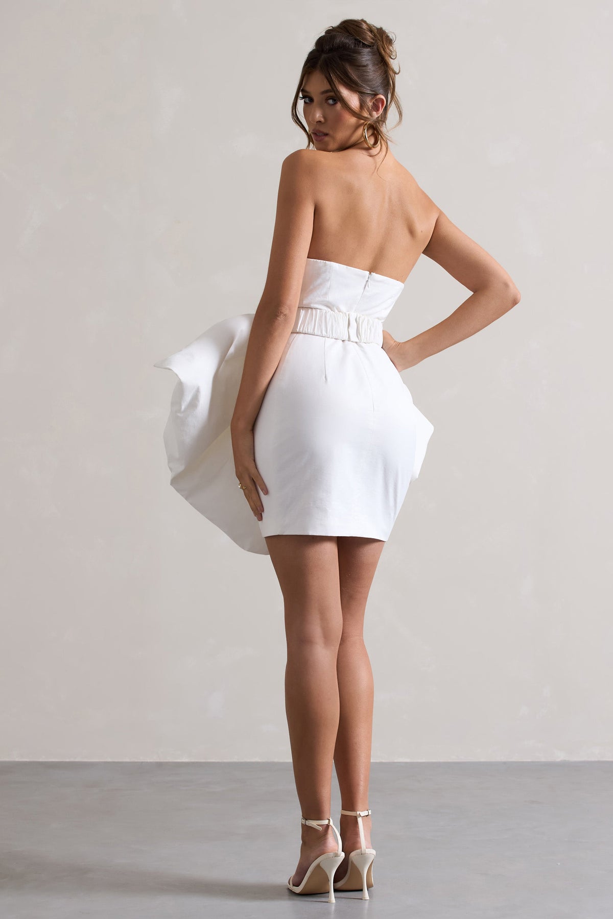 Bladen | Cremefarbenes Bandeau-Minikleid mit abnehmbarem Schleifenrock