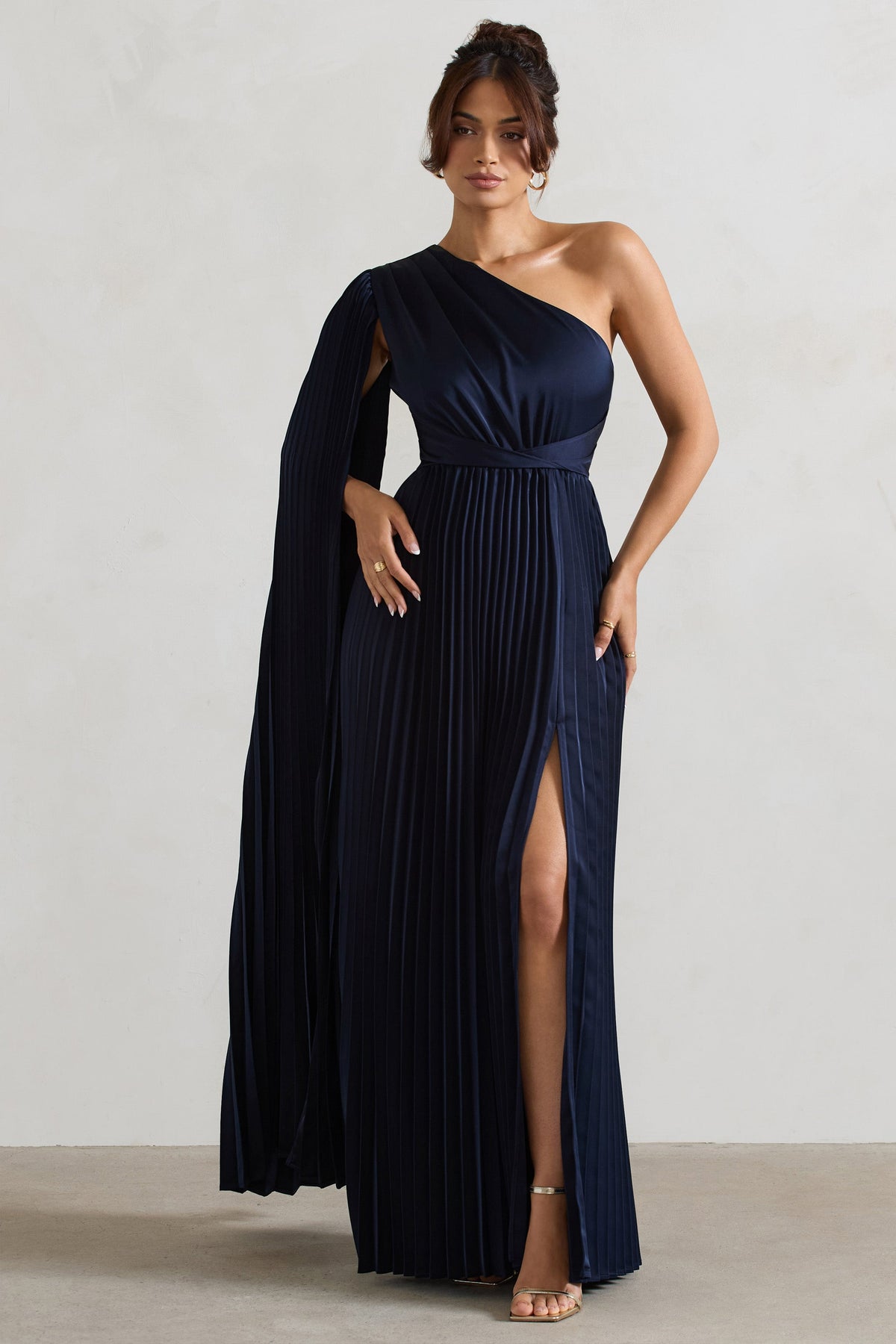 My Vision | Marineblaues plissiertes Maxikleid mit asymmetrischem Schlitz und Cape-Ärmel
