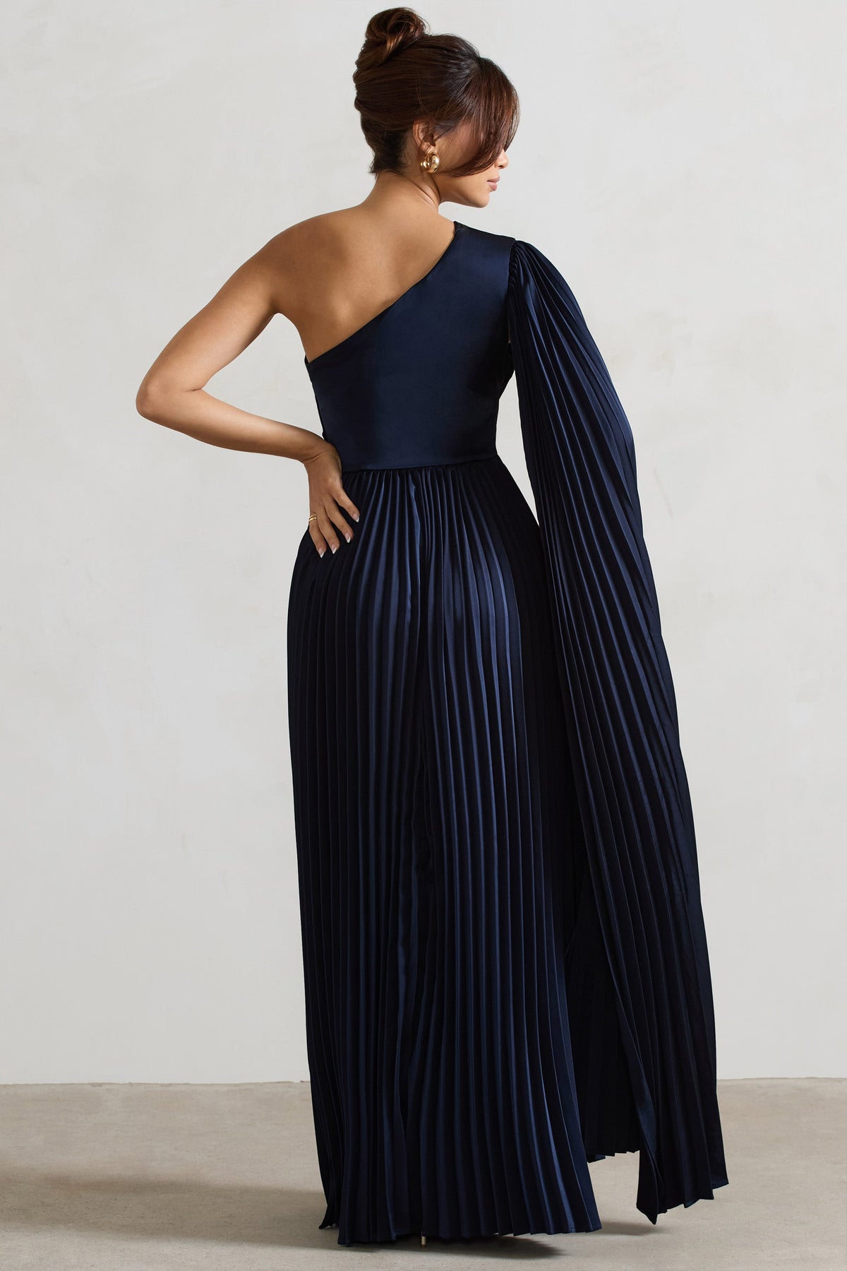 My Vision | Marineblaues plissiertes Maxikleid mit asymmetrischem Schlitz und Cape-Ärmel