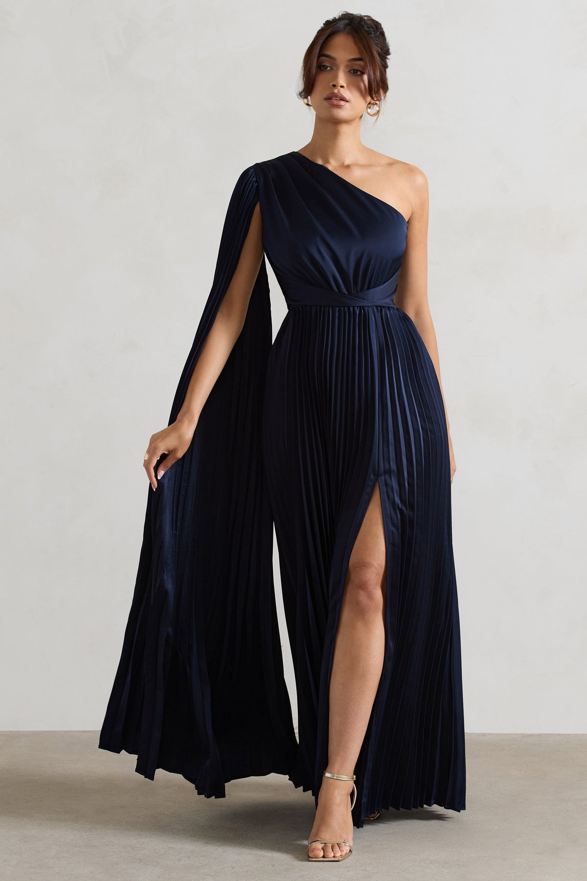 My Vision | Marineblaues plissiertes Maxikleid mit asymmetrischem Schlitz und Cape-Ärmel
