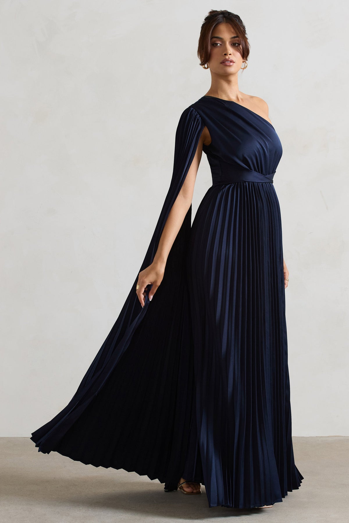 My Vision | Marineblaues plissiertes Maxikleid mit asymmetrischem Schlitz und Cape-Ärmel