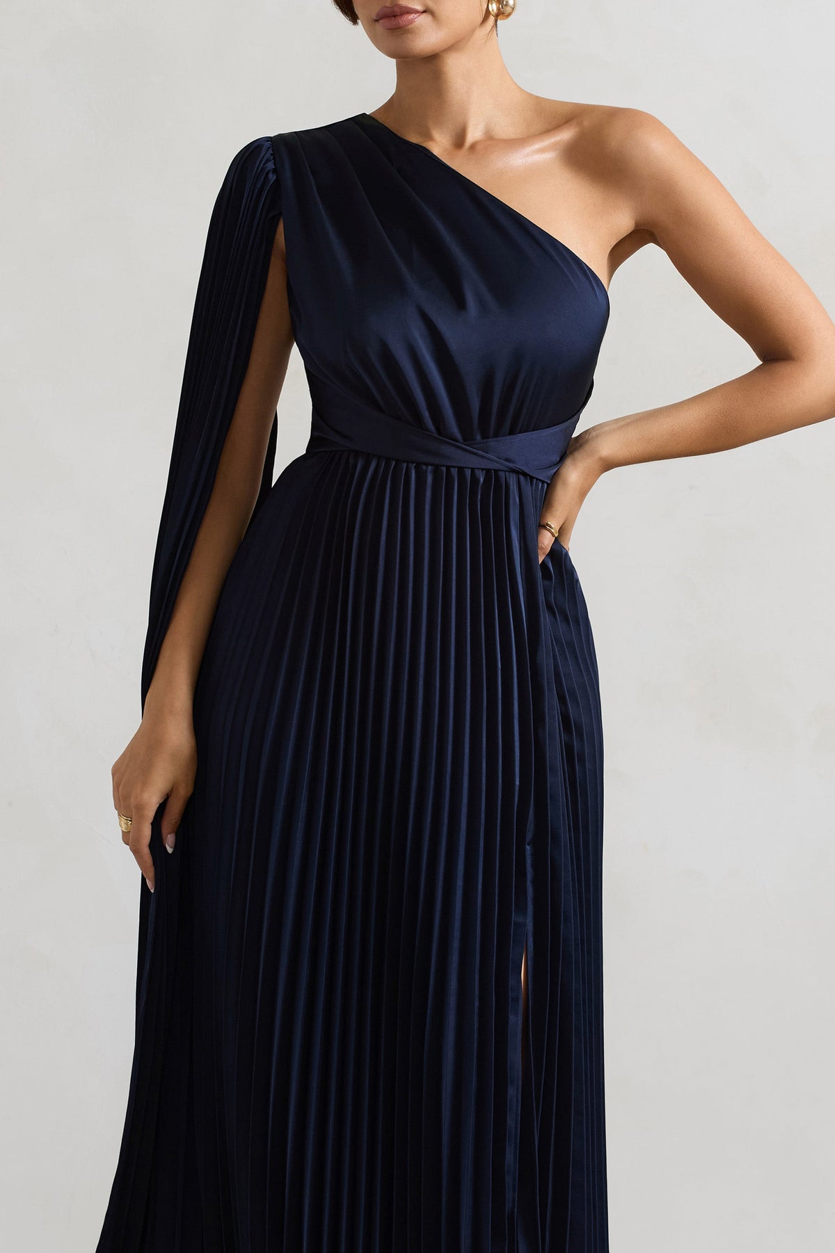 My Vision | Marineblaues plissiertes Maxikleid mit asymmetrischem Schlitz und Cape-Ärmel