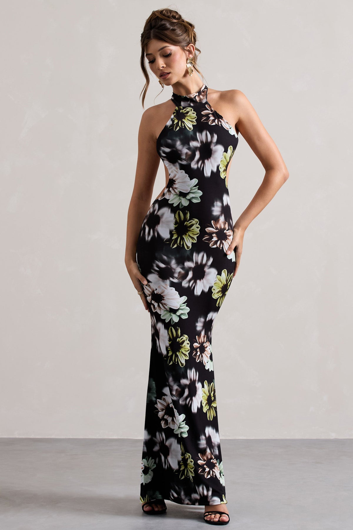 Tuscany | Schwarzes Maxikleid mit Blumenmuster und Halterneck-Ausschnitt sowie Schlitz
